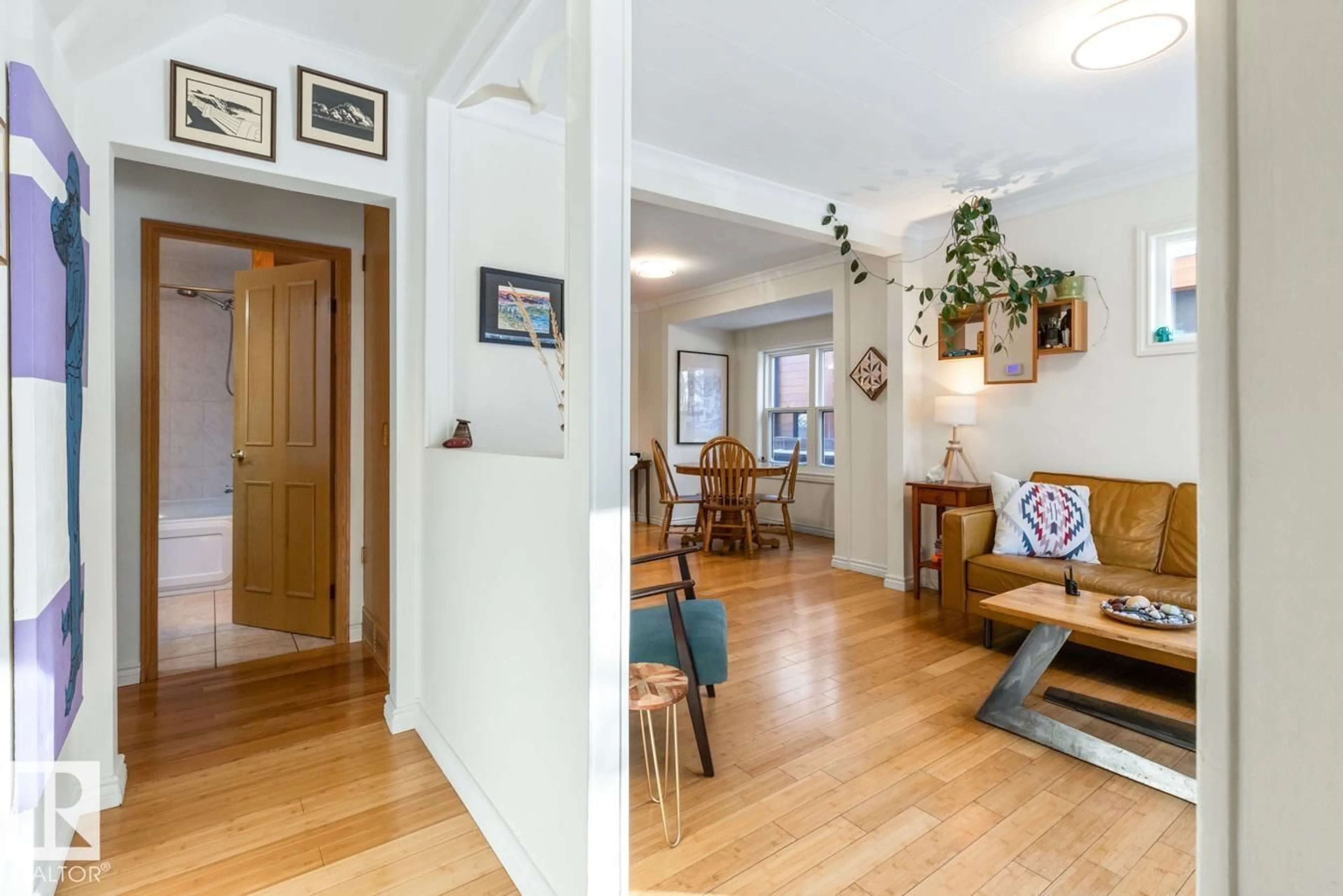 Indoor entryway for 9319 95 ST, Edmonton Alberta T6C3X1