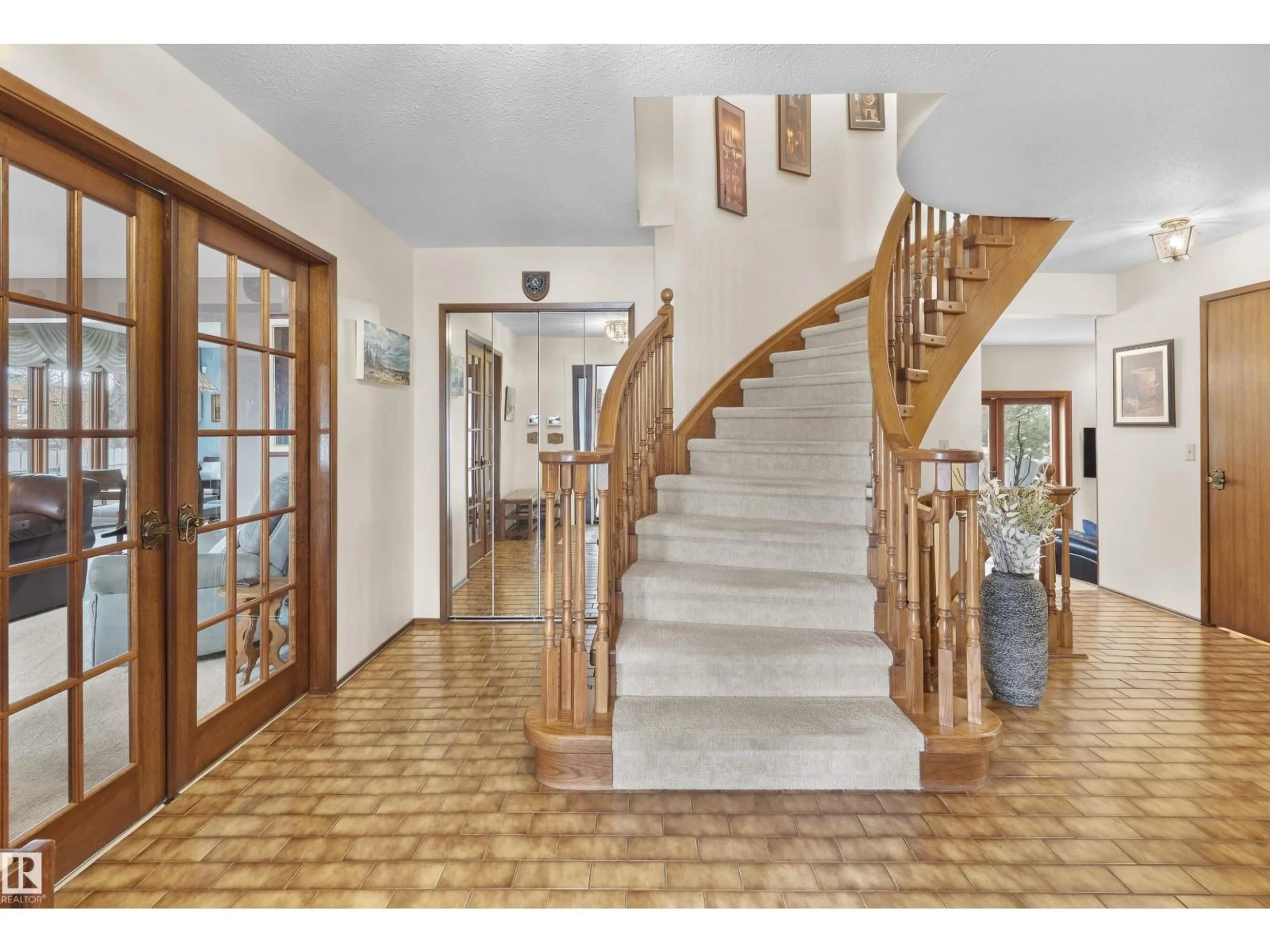 Indoor foyer for 10908 BEARSPAW DR, Edmonton Alberta T6J5B3