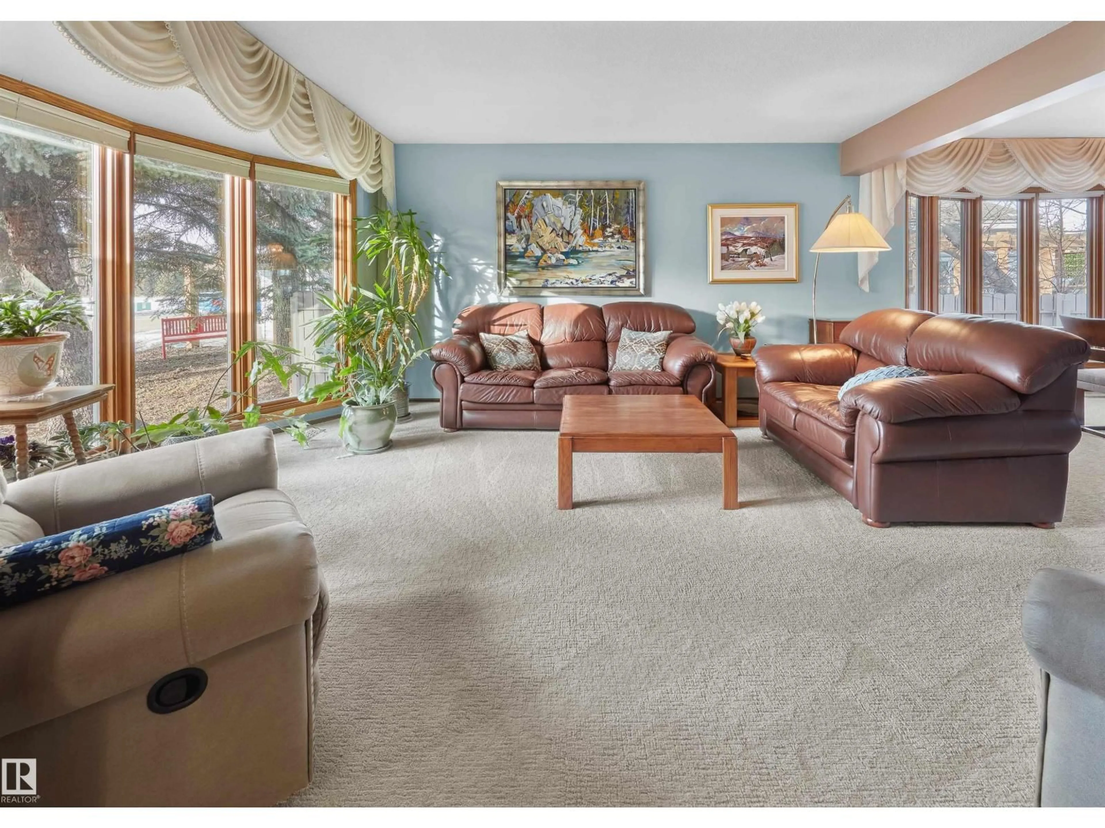 Living room with furniture, unknown for 10908 BEARSPAW DR, Edmonton Alberta T6J5B3