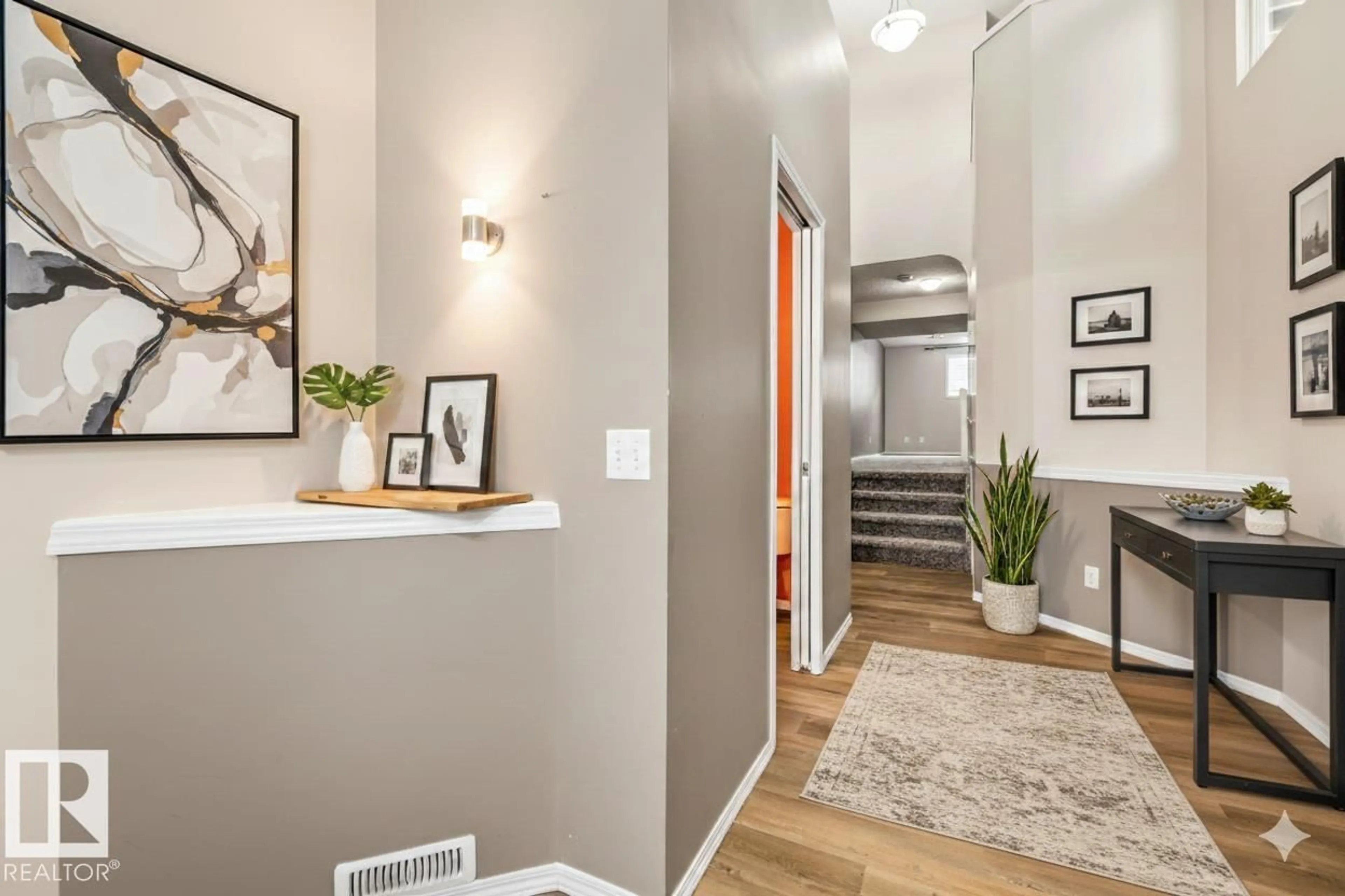 Indoor entryway for 1421 HERMITAGE RD, Edmonton Alberta T5A4S1