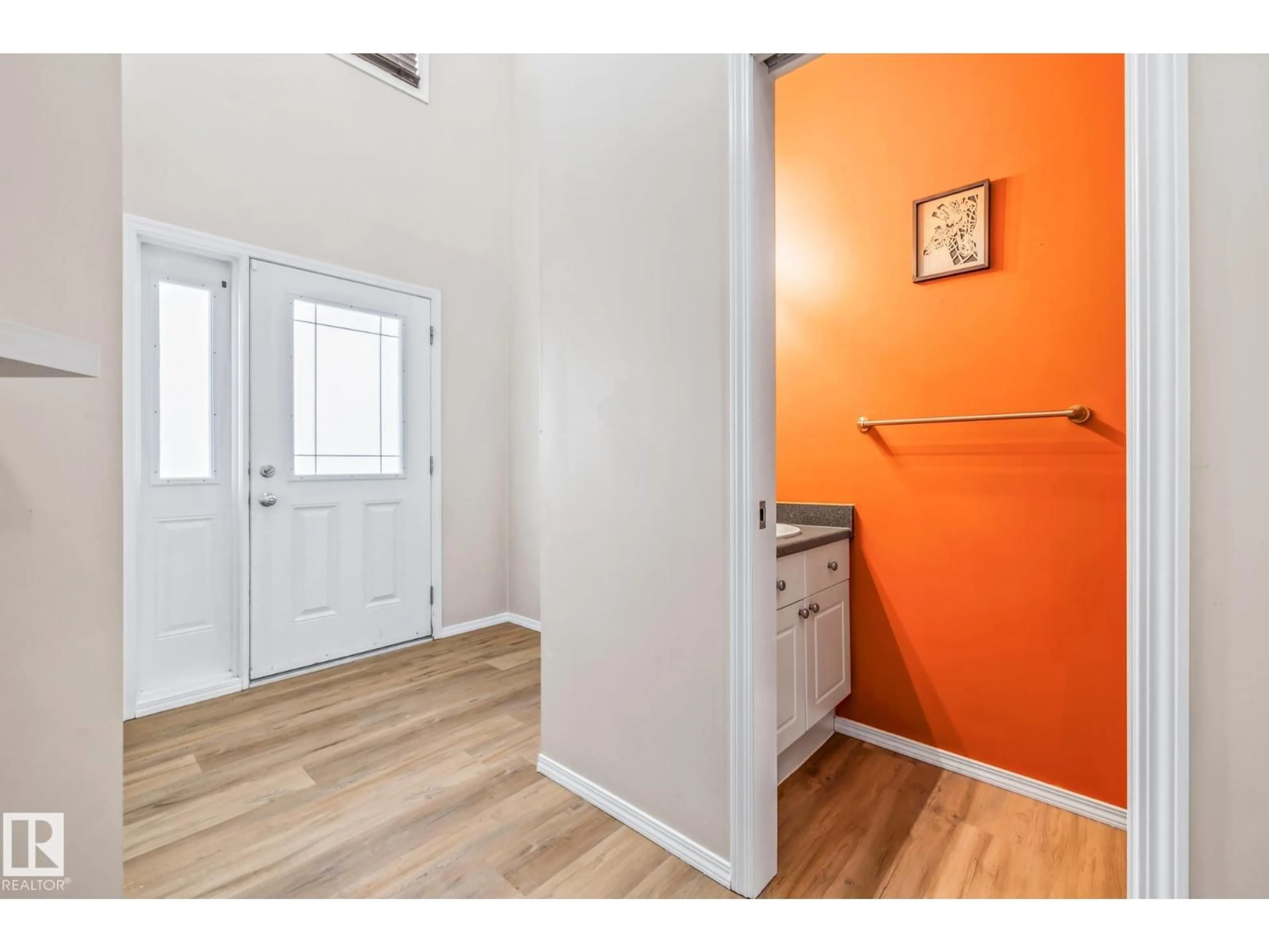 Indoor entryway for 1421 HERMITAGE RD, Edmonton Alberta T5A4S1