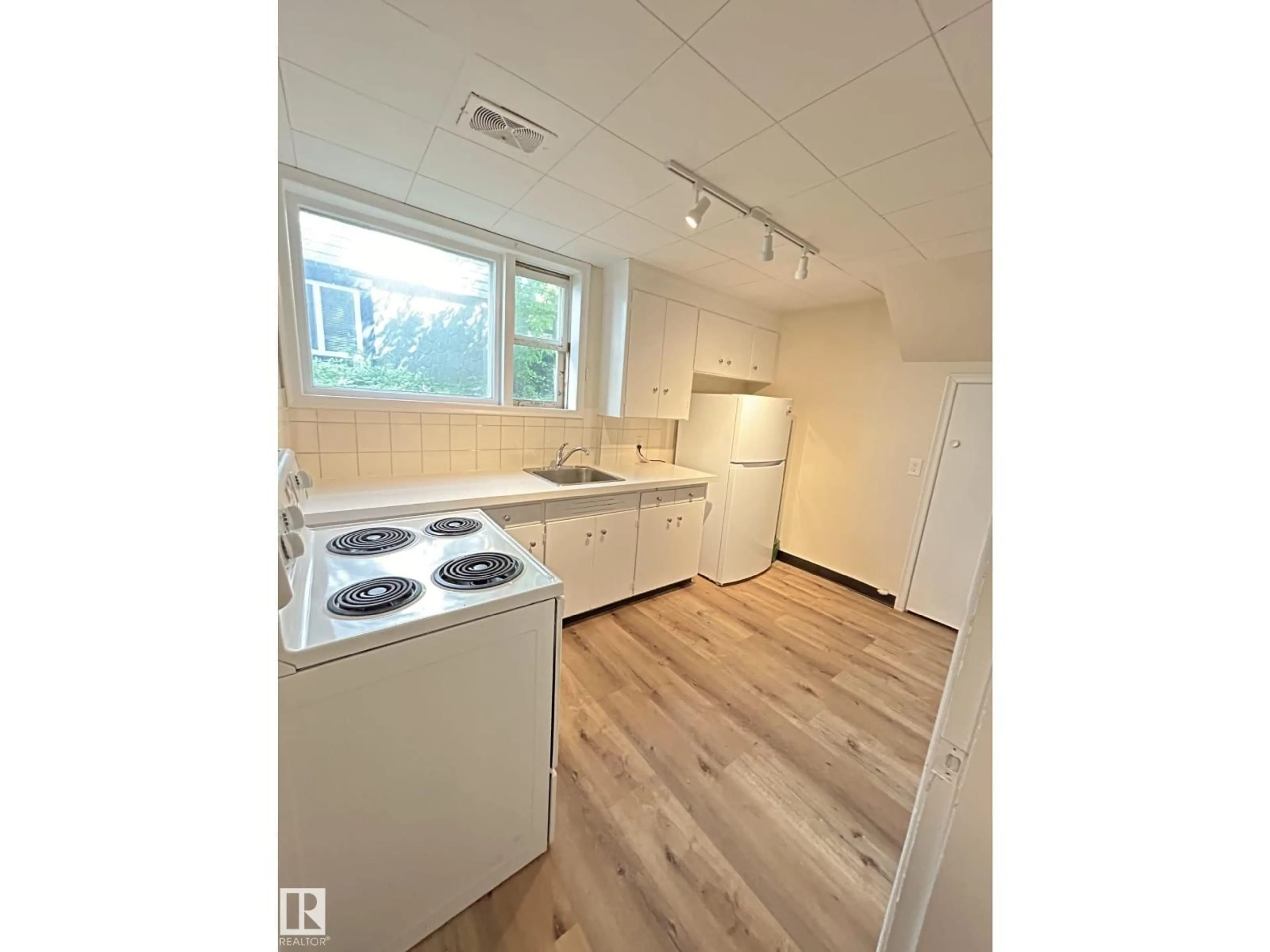 Standard kitchen, wood/laminate floor for 7705 110 ST, Edmonton Alberta T6G1G3