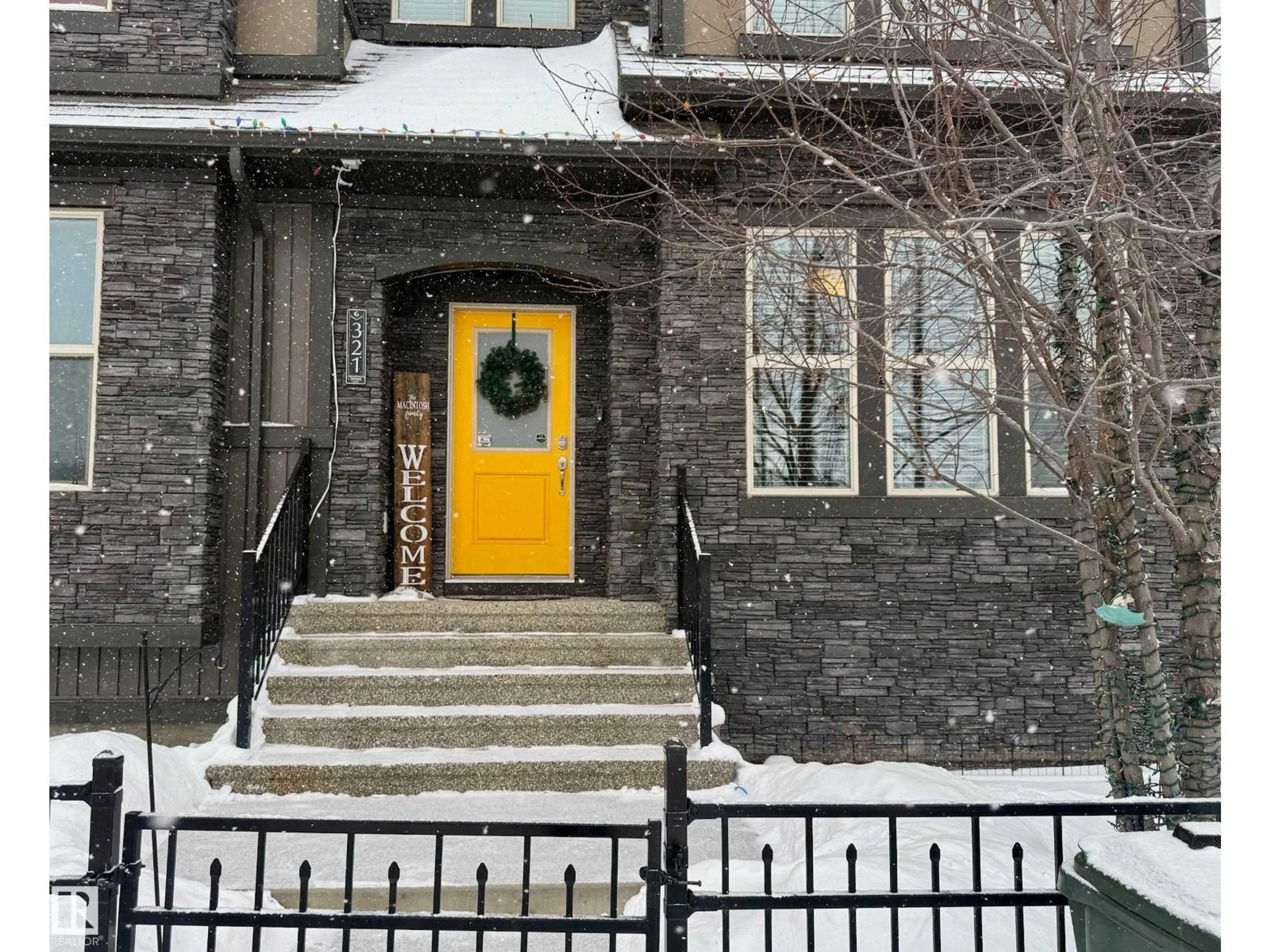 Indoor entryway for 321 PIONEER RD, Spruce Grove Alberta T7X0T1