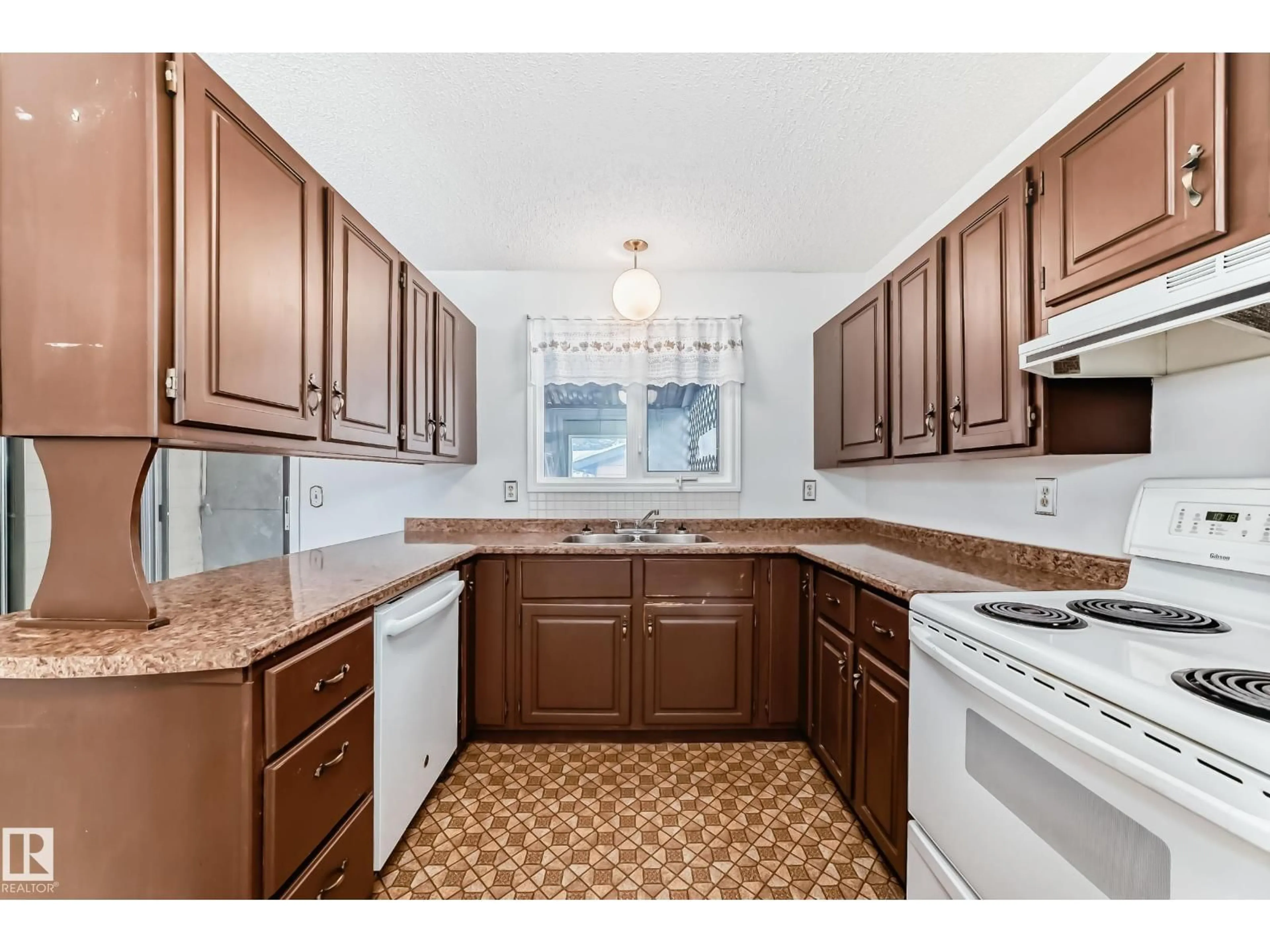 Standard kitchen, unknown for 11922 138 AV, Edmonton Alberta T5X4N2