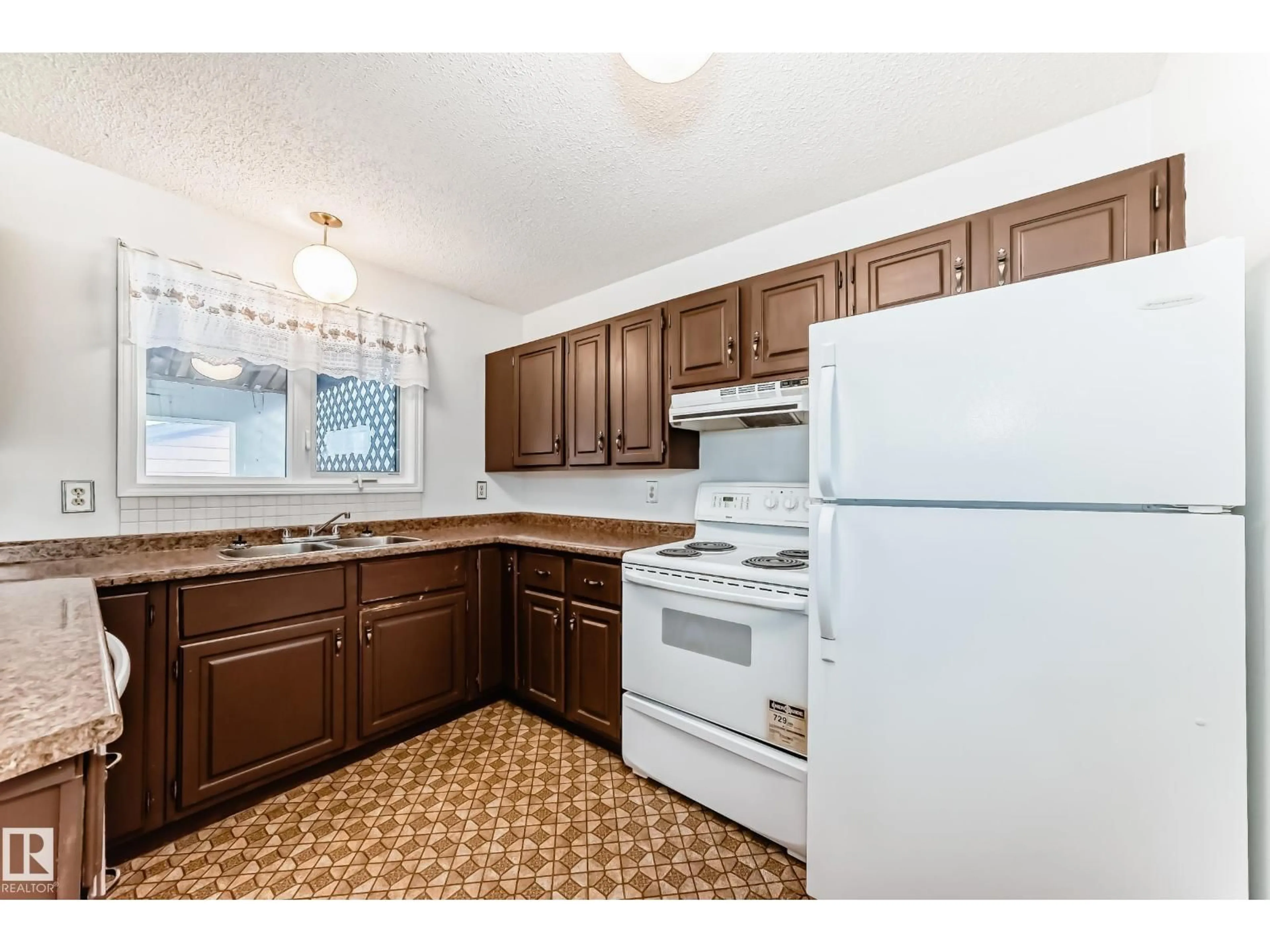 Standard kitchen, unknown for 11922 138 AV, Edmonton Alberta T5X4N2
