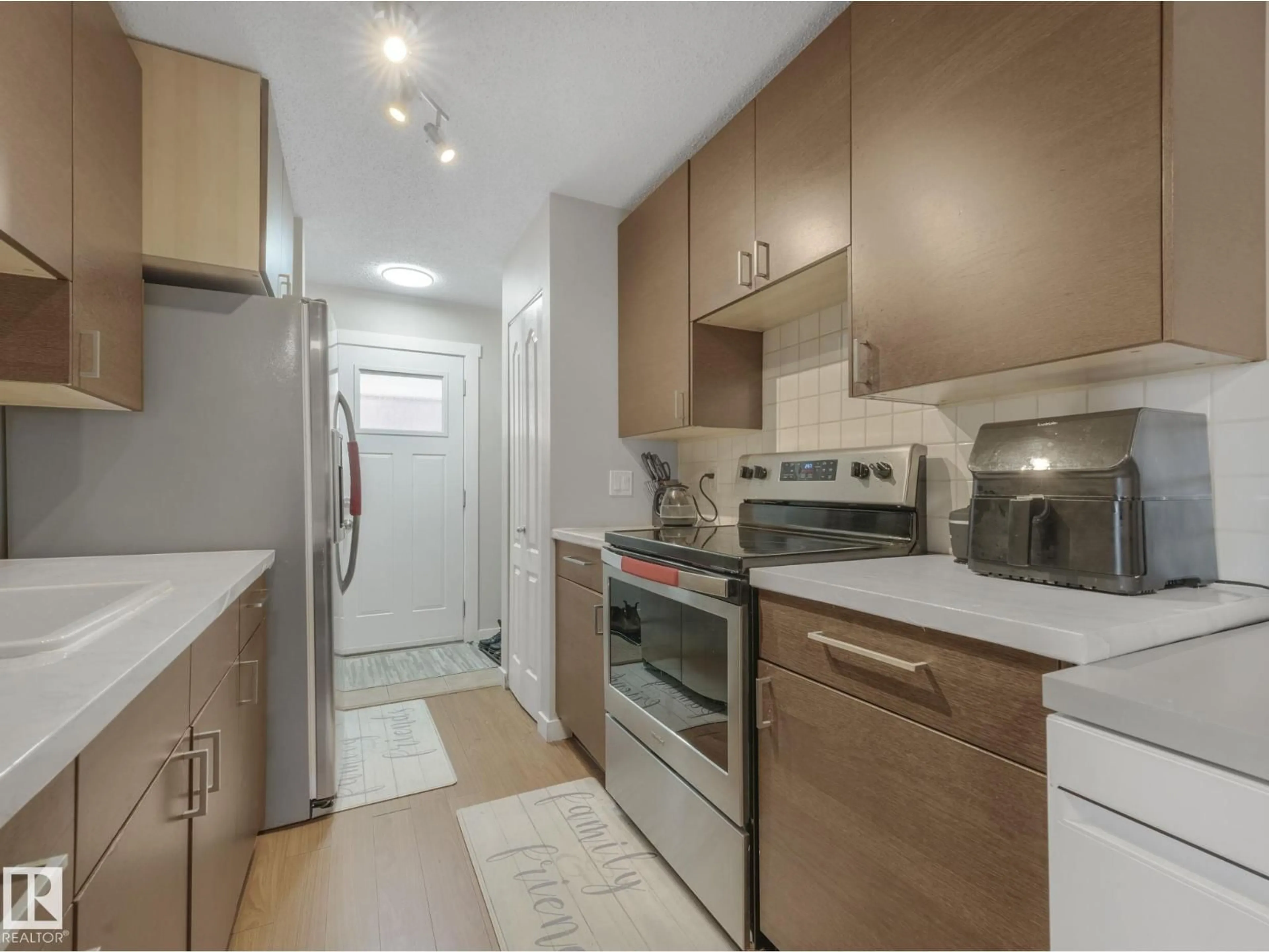 Standard kitchen, unknown for 13271 47 ST, Edmonton Alberta T5A3L8