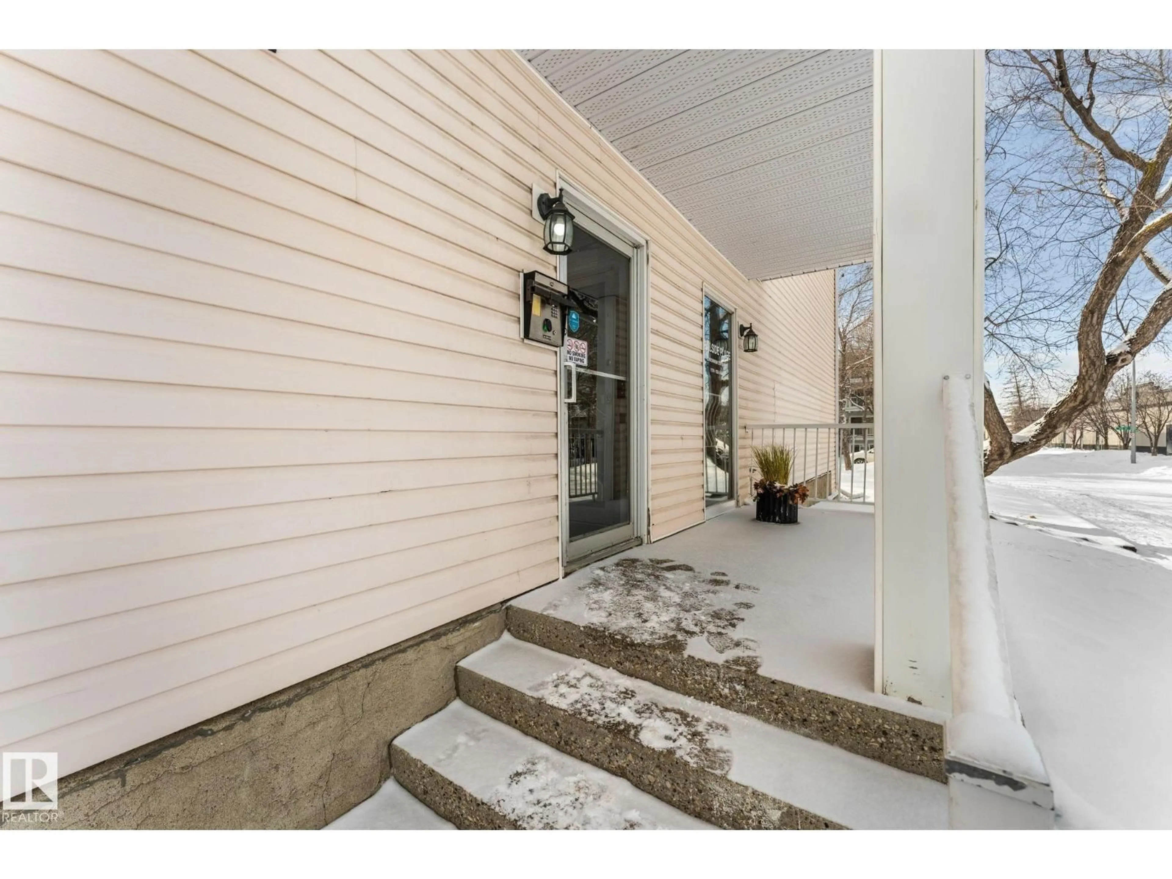 Indoor entryway for 10 - 11219 103A AV NW, Edmonton Alberta T5K2E4