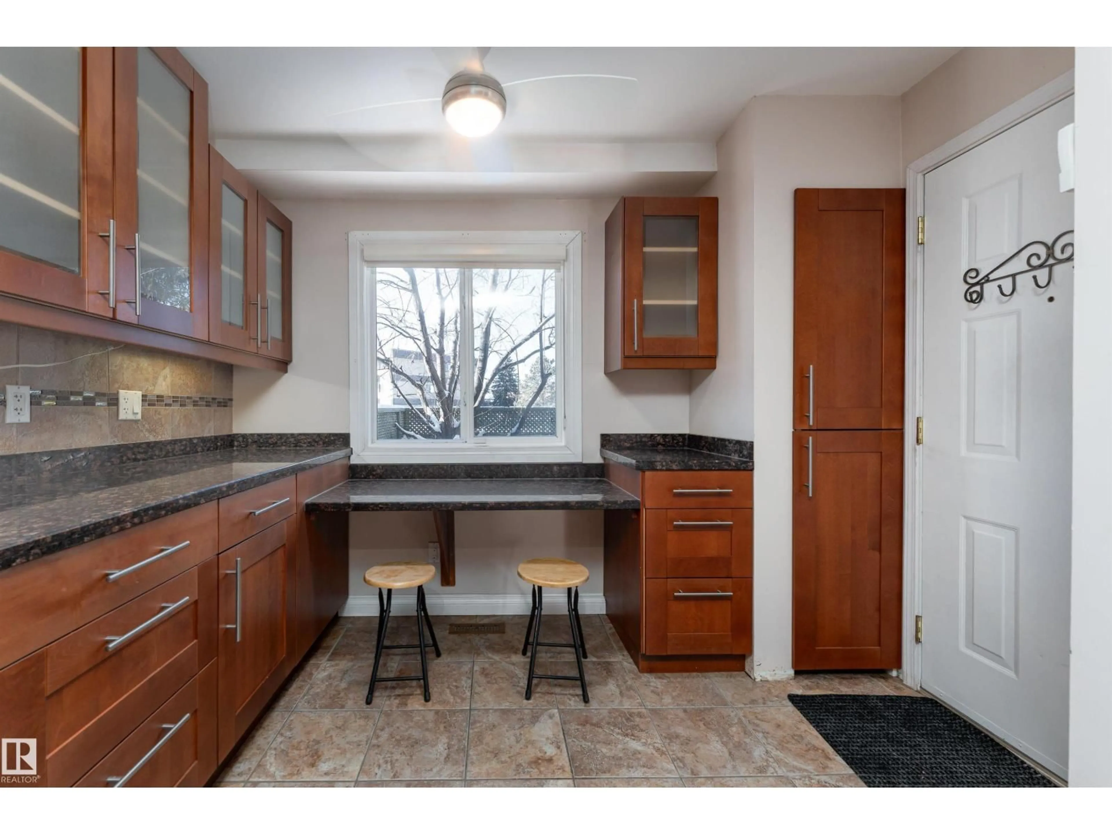 Standard kitchen, ceramic/tile floor for 5359 HILL VIEW CR, Edmonton Alberta T6L1V9