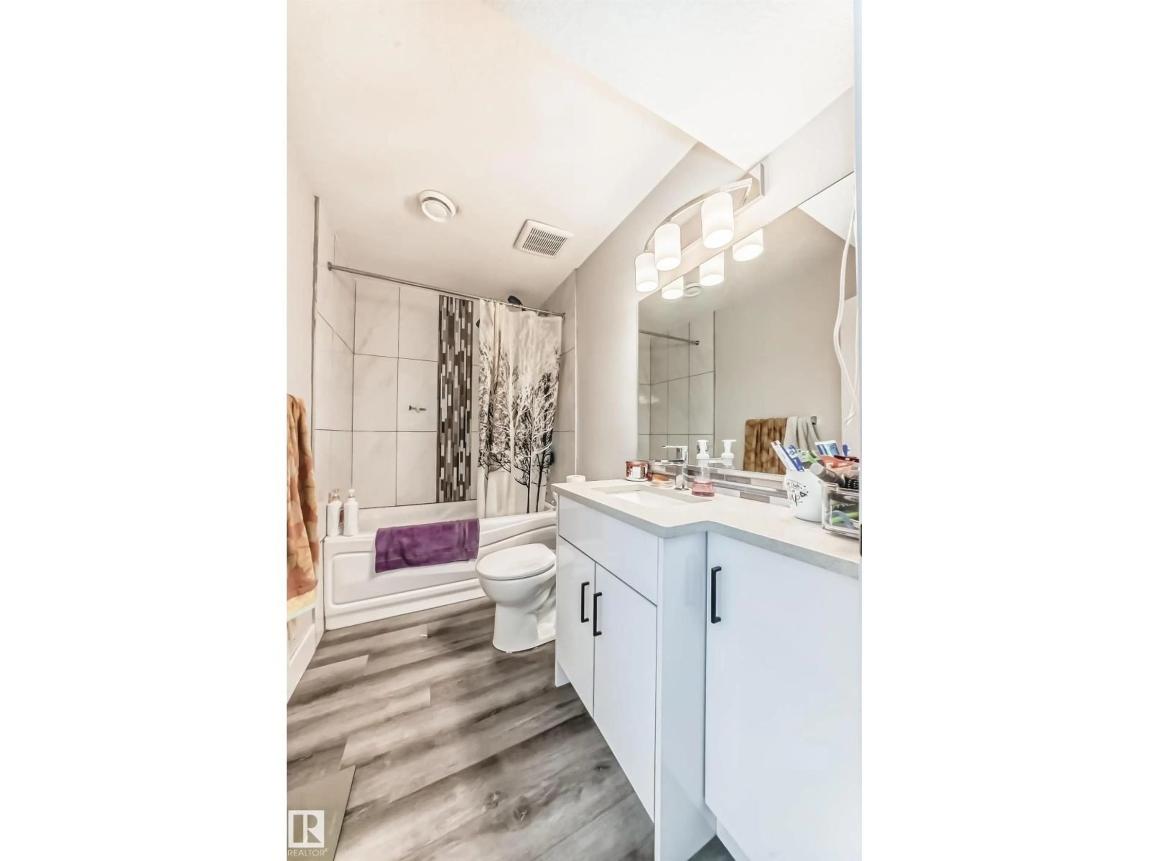 Contemporary bathroom, ceramic/tile floor for NW - 7604 7606 75 ST, Edmonton Alberta T6C2E9