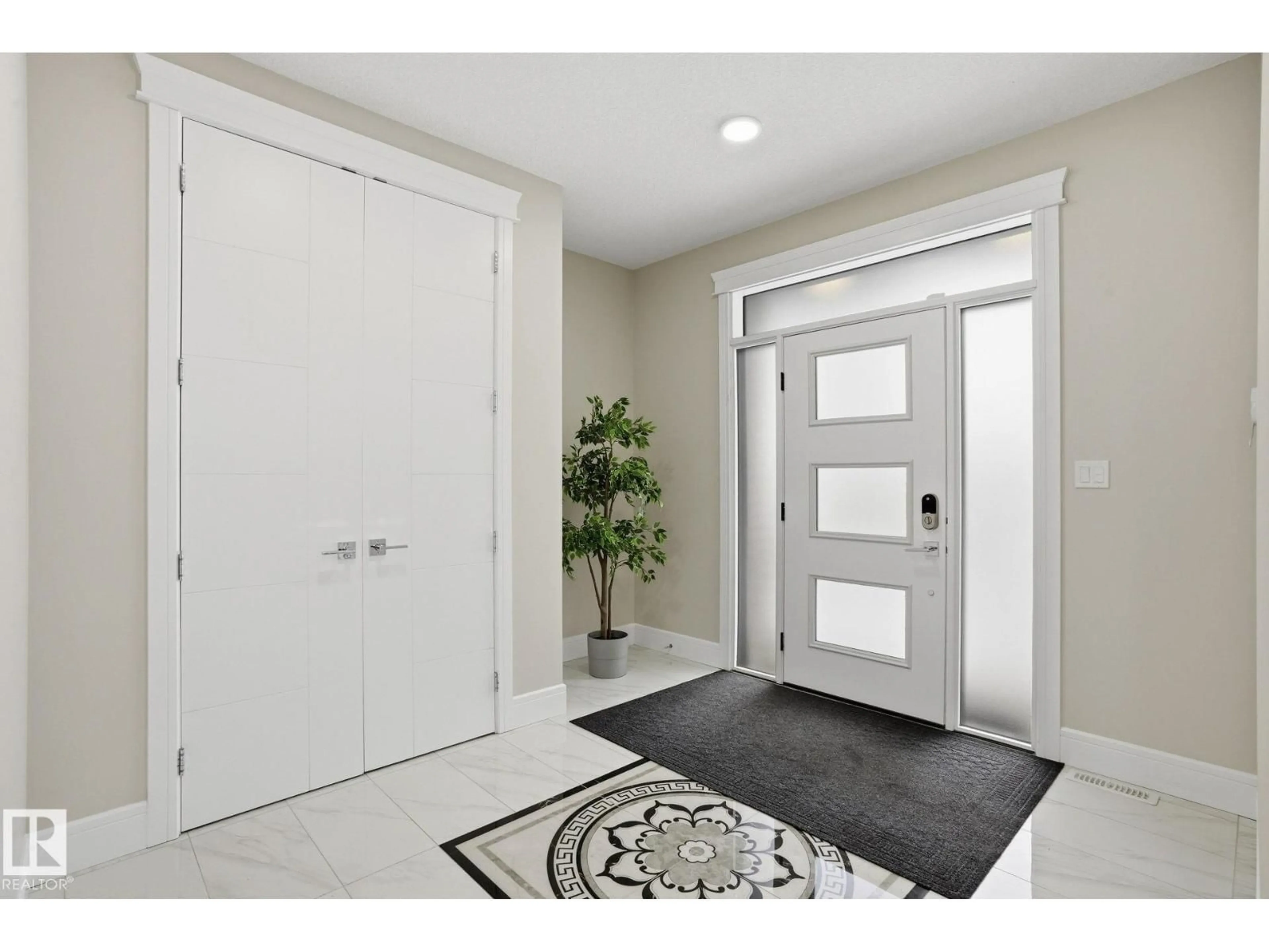Indoor entryway for 10633 64 AV, Edmonton Alberta T6H1T1