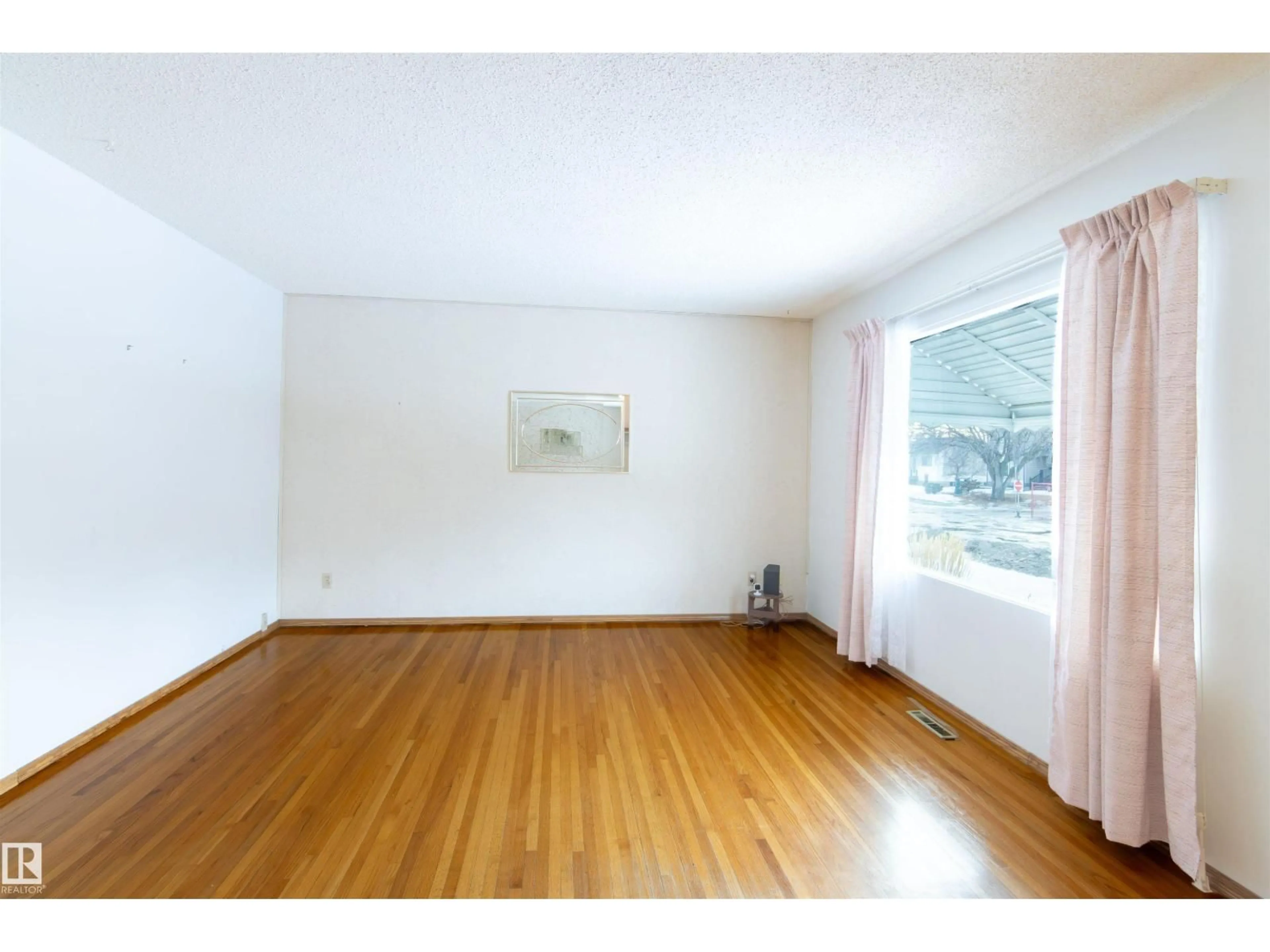 A pic of a room for NW - 9305 151 ST, Edmonton Alberta T5R1K1