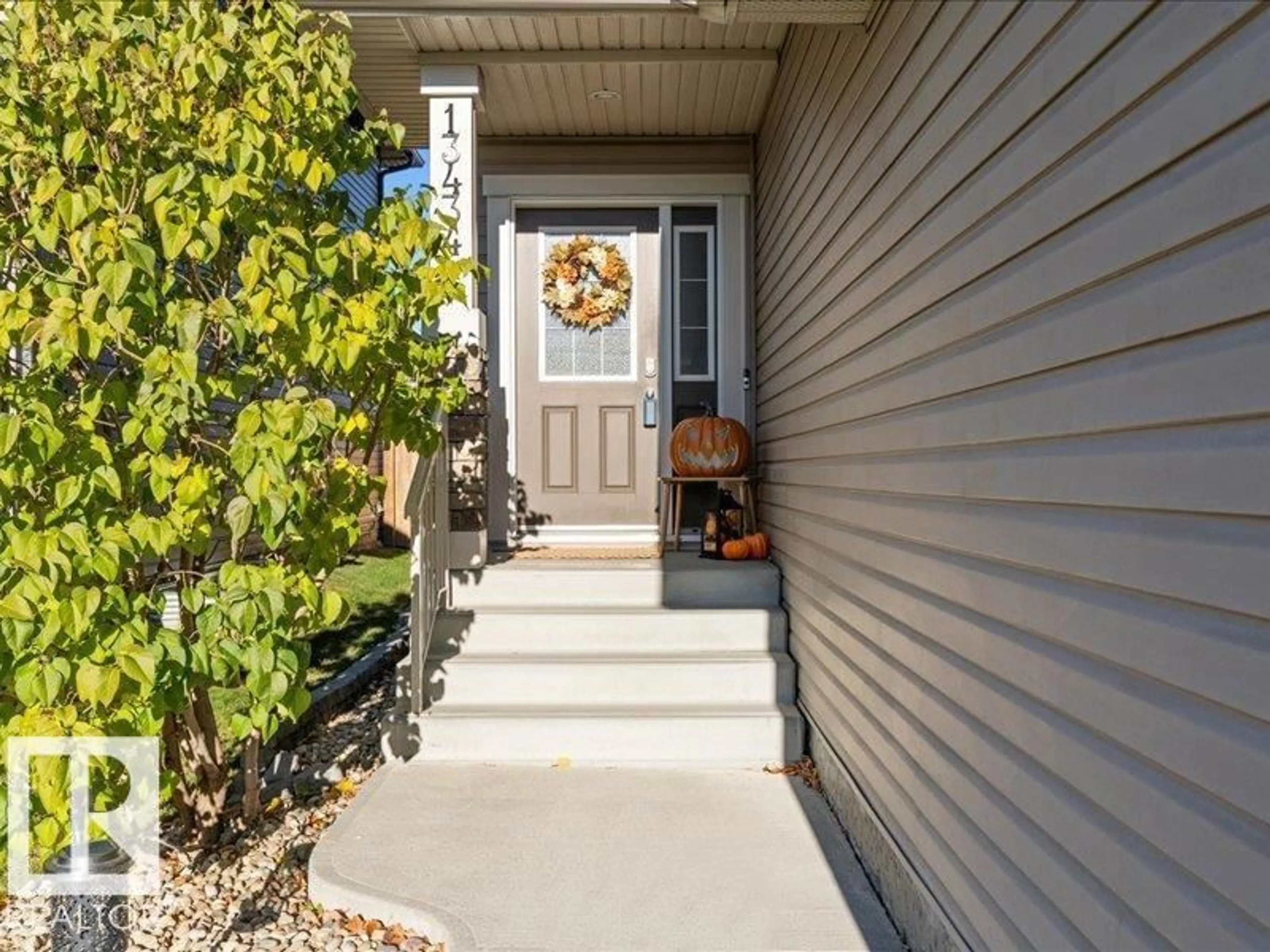 Indoor entryway for 13434 166 AV, Edmonton Alberta T6V0G6