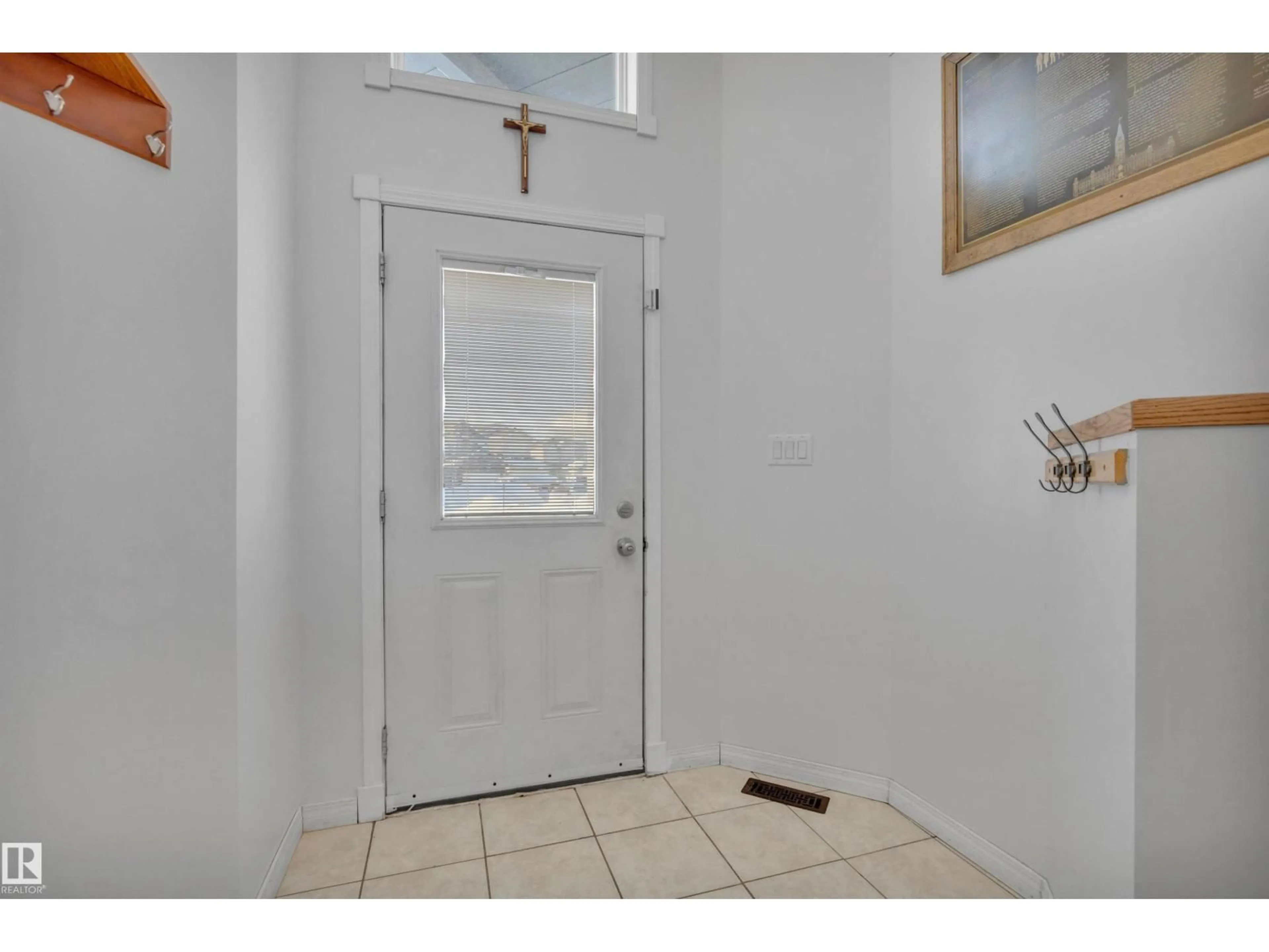 Indoor entryway for 5212 39 AVENUE, Gibbons Alberta T0A1N0