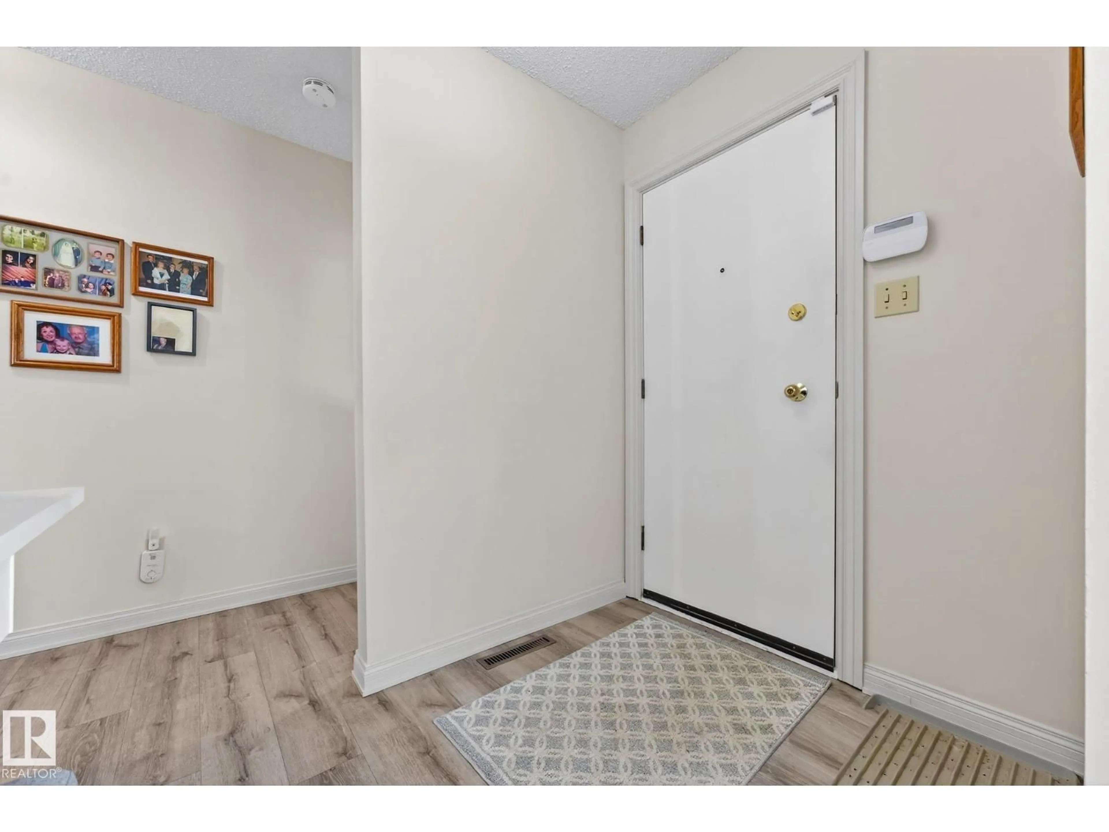 Indoor entryway for 1092 MOYER DR, Sherwood Park Alberta T8A1E6