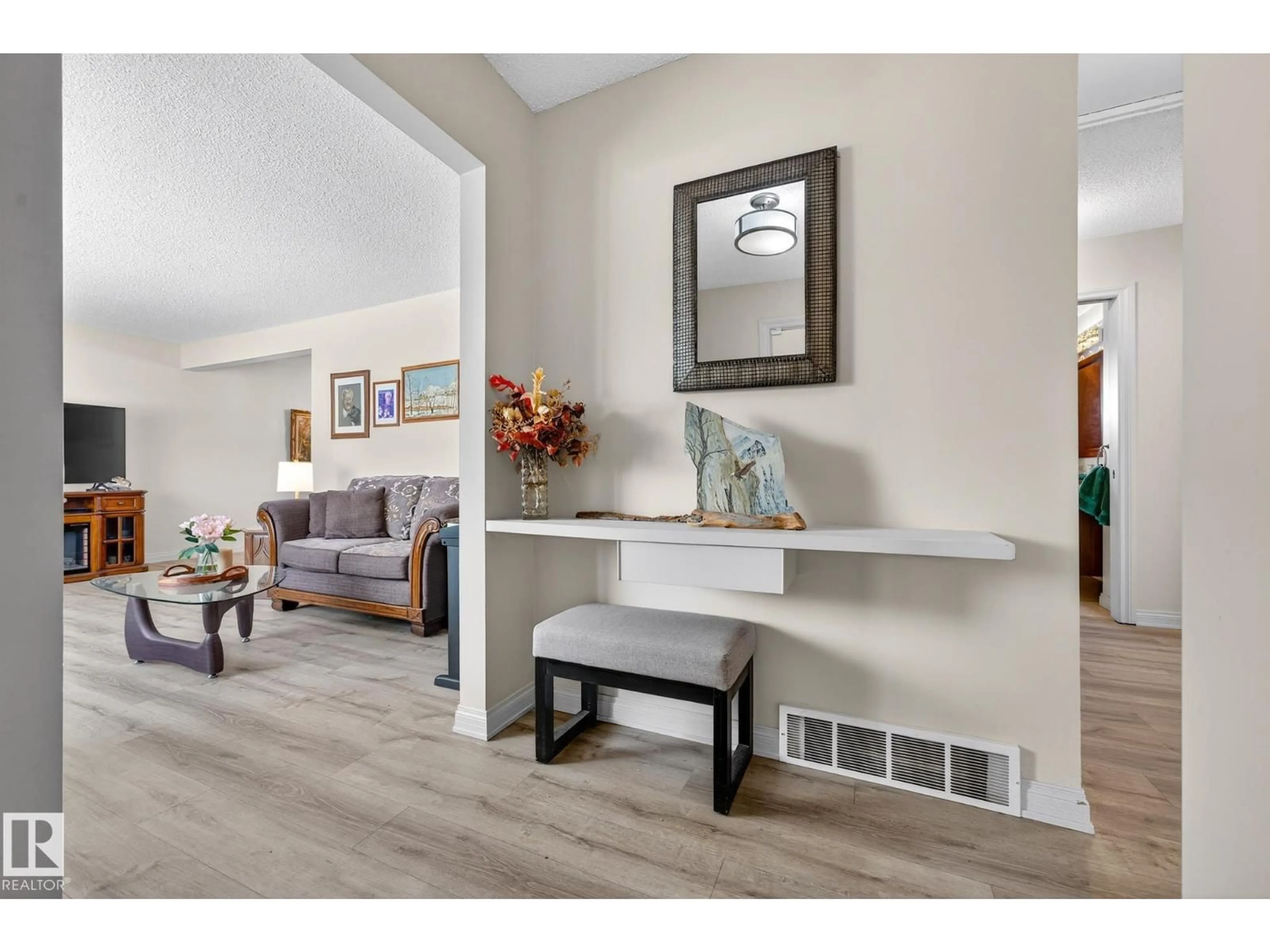Indoor entryway for 1092 MOYER DR, Sherwood Park Alberta T8A1E6