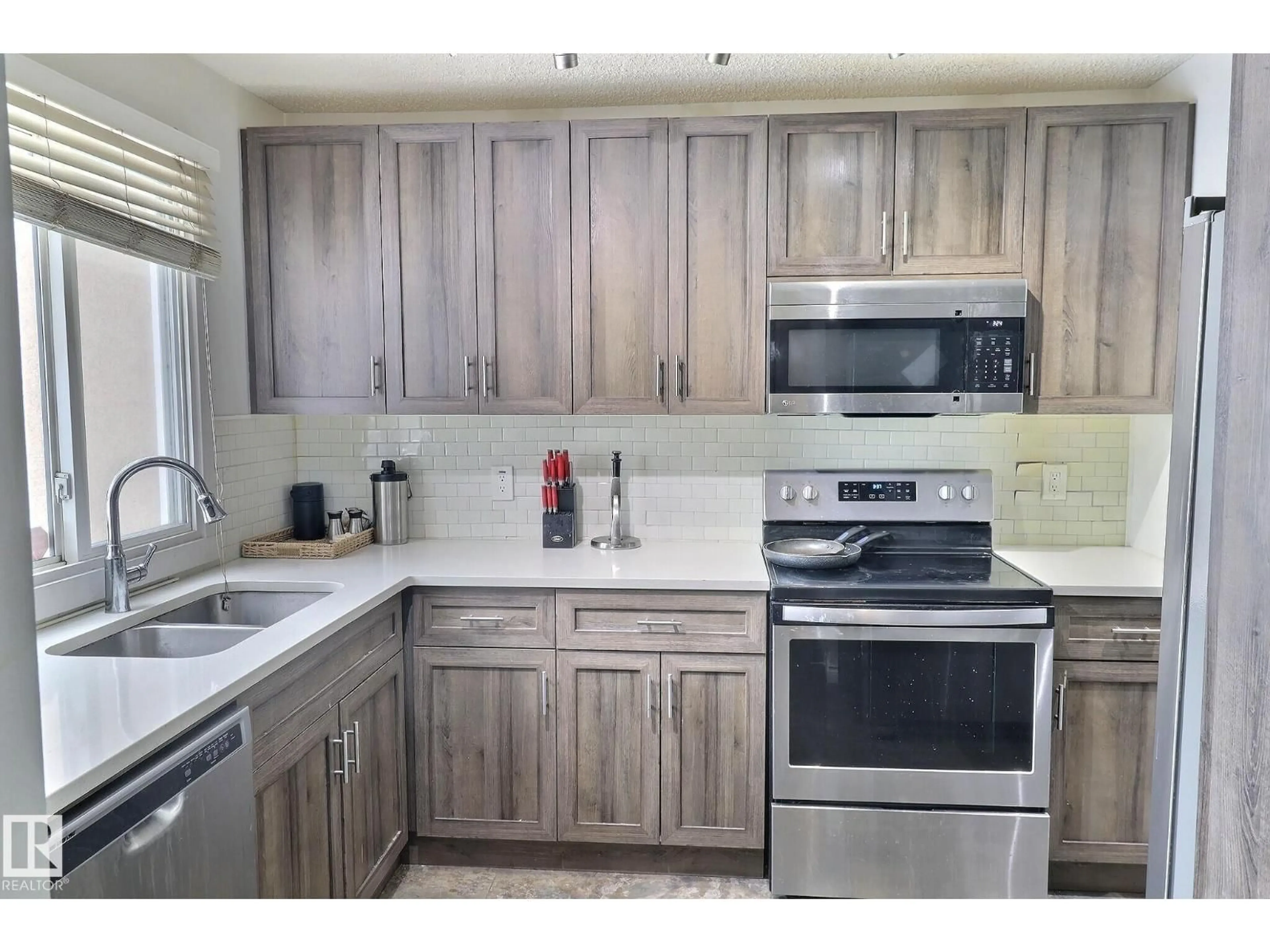 Standard kitchen, unknown for 18285 84 AV, Edmonton Alberta T5T1T7