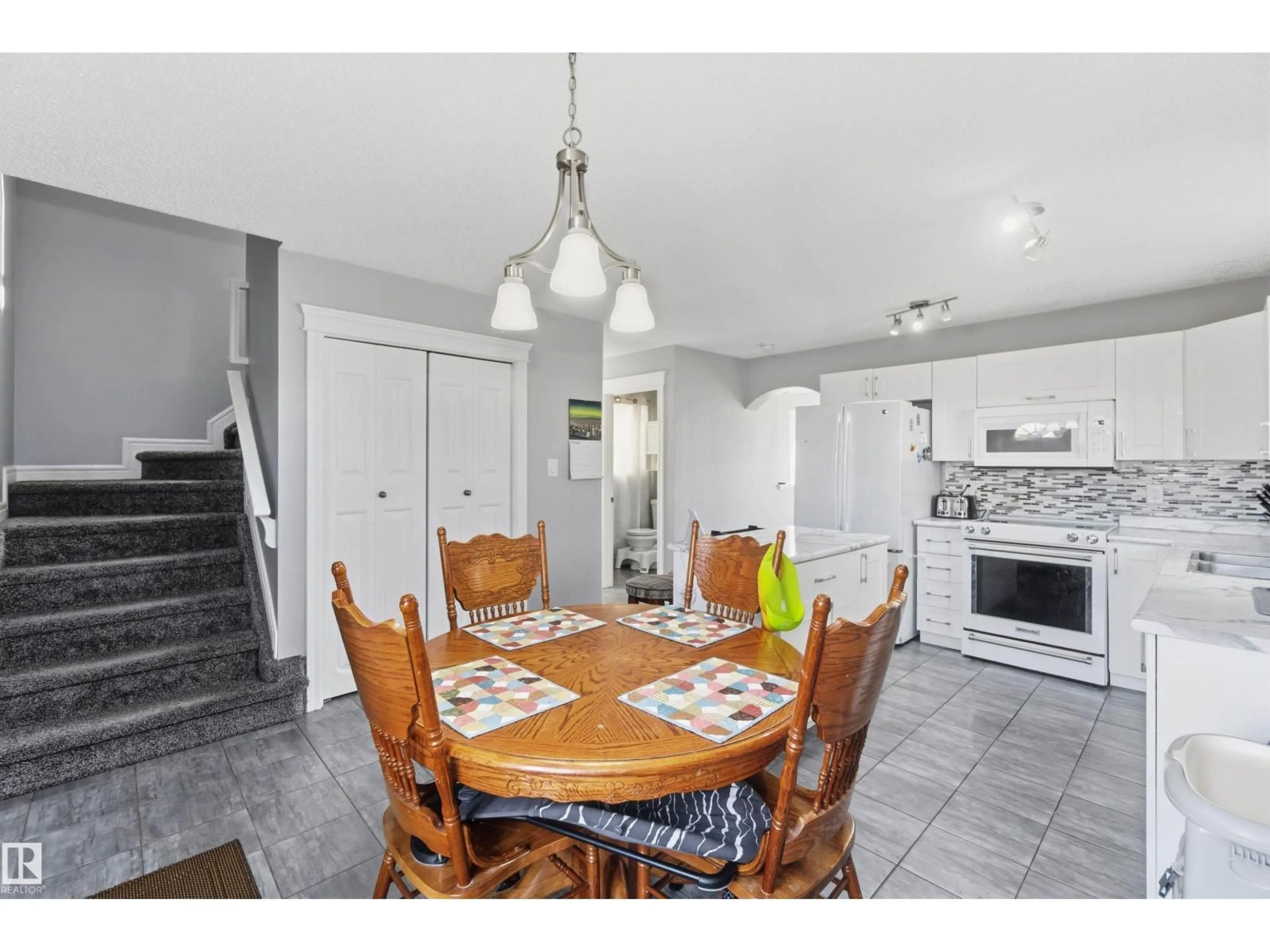 Dining room, ceramic/tile floor for NW - 3908 161 AV, Edmonton Alberta T5Y3J8