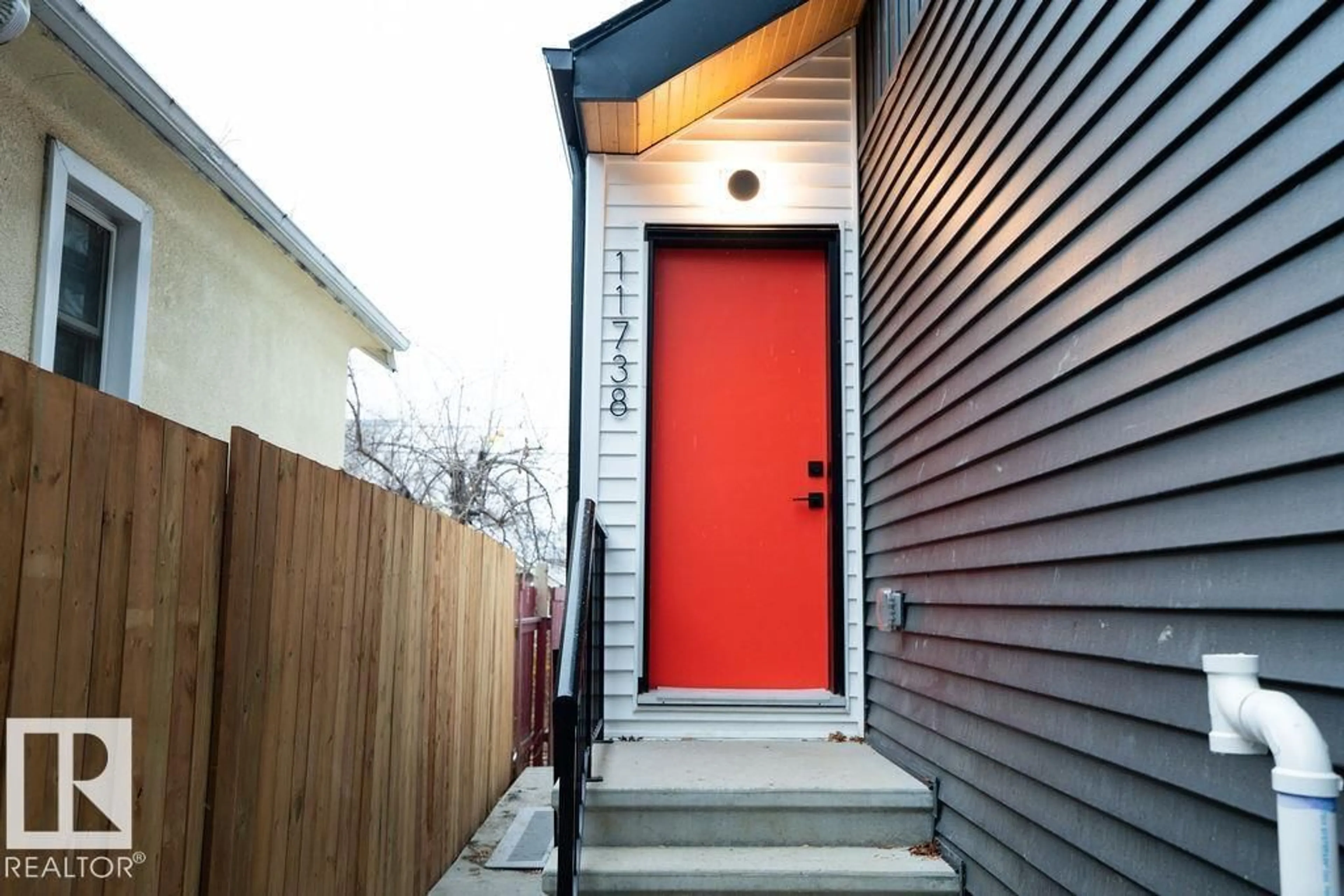 Indoor entryway for 11738 91 ST, Edmonton Alberta T5B4B3