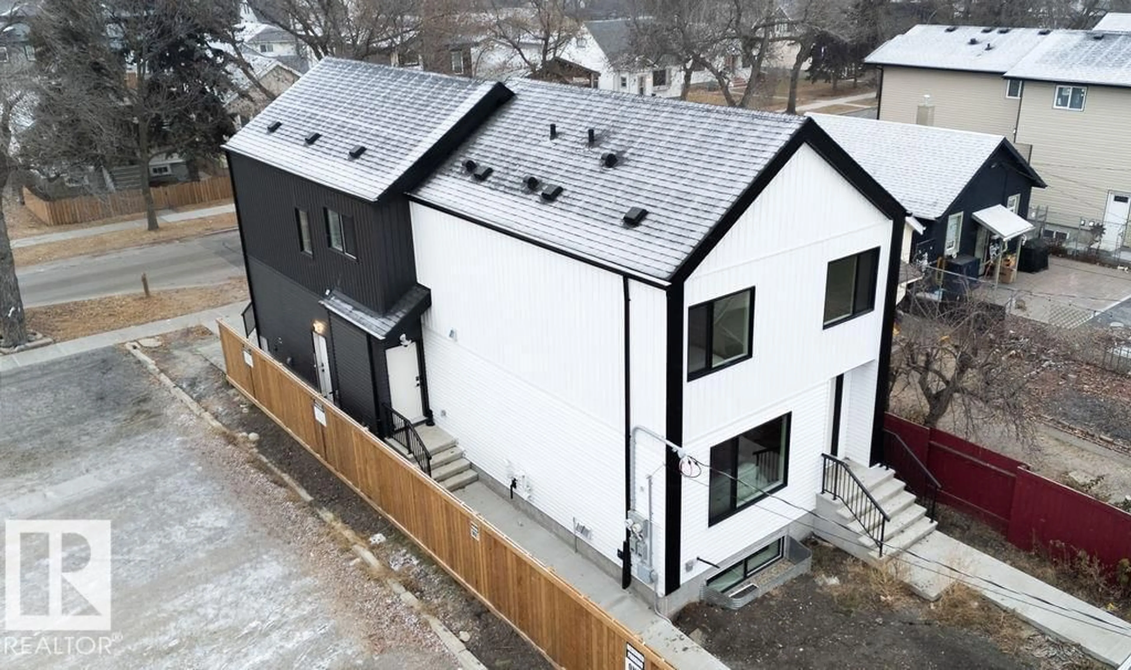 A pic from outside/outdoor area/front of a property/back of a property/a pic from drone, building for 11738 91 ST, Edmonton Alberta T5B4B3