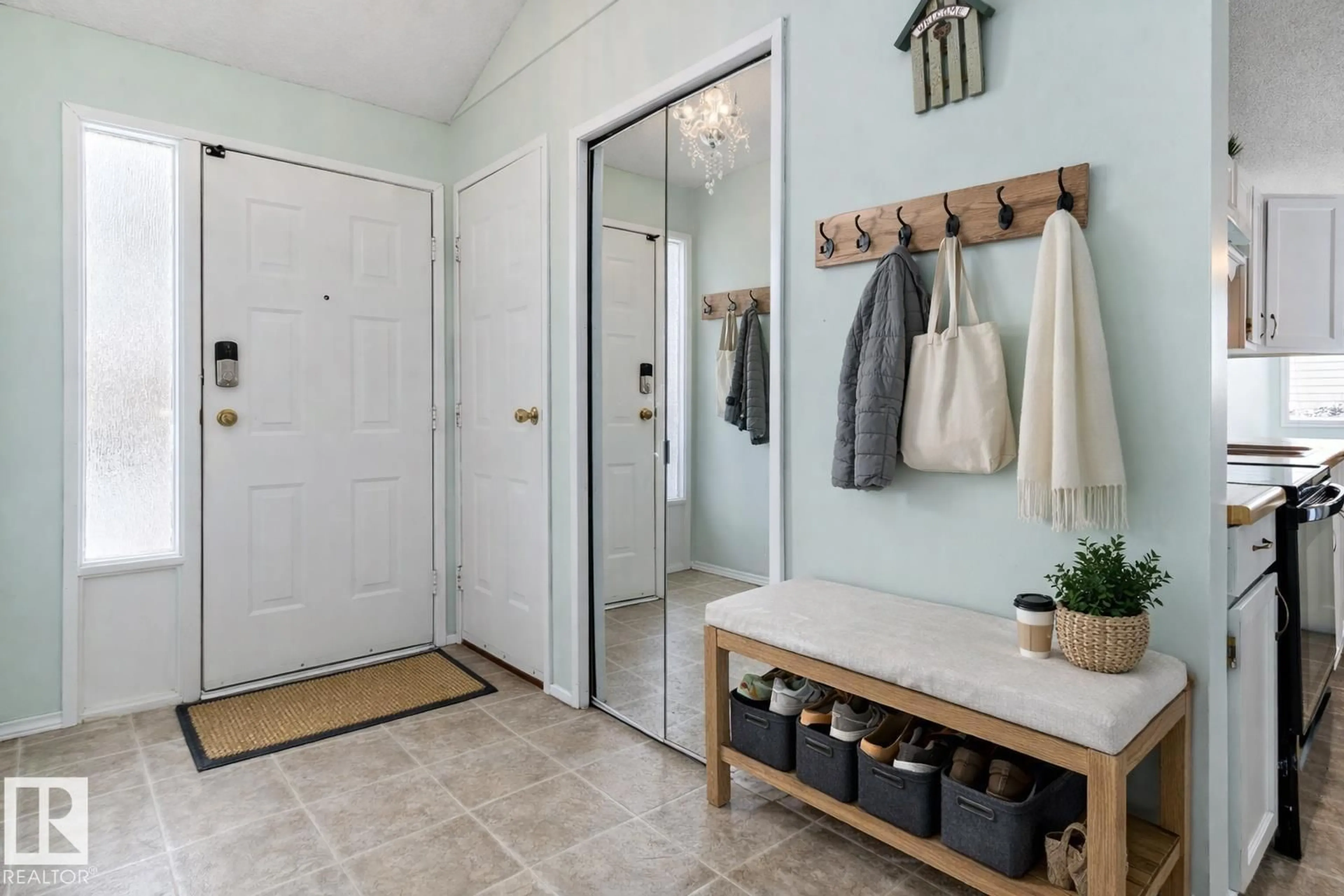 Indoor entryway for 1511 104 ST, Edmonton Alberta T6J5T2