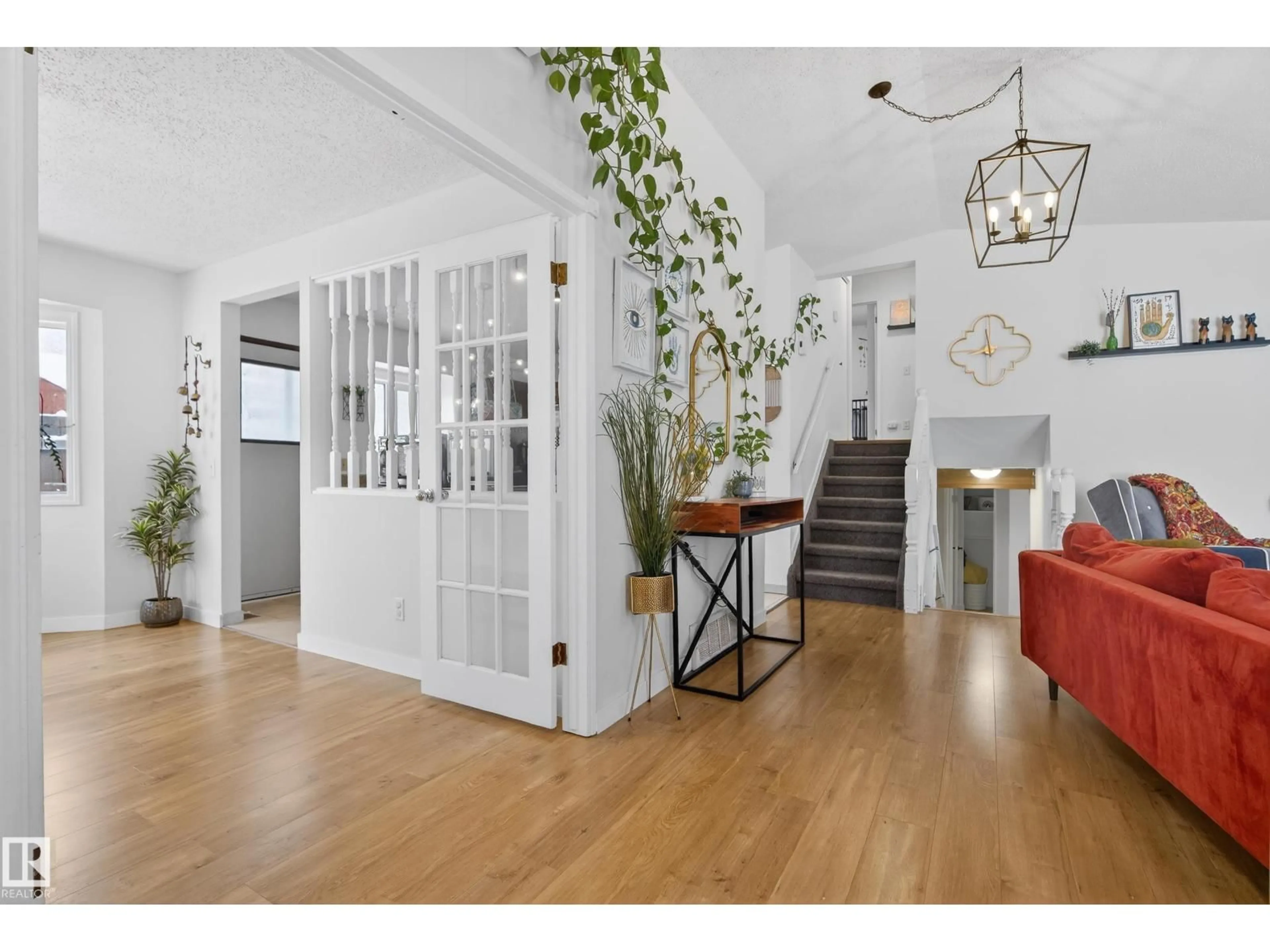 Indoor entryway for 1151 35A ST NW, Edmonton Alberta T6L2L4