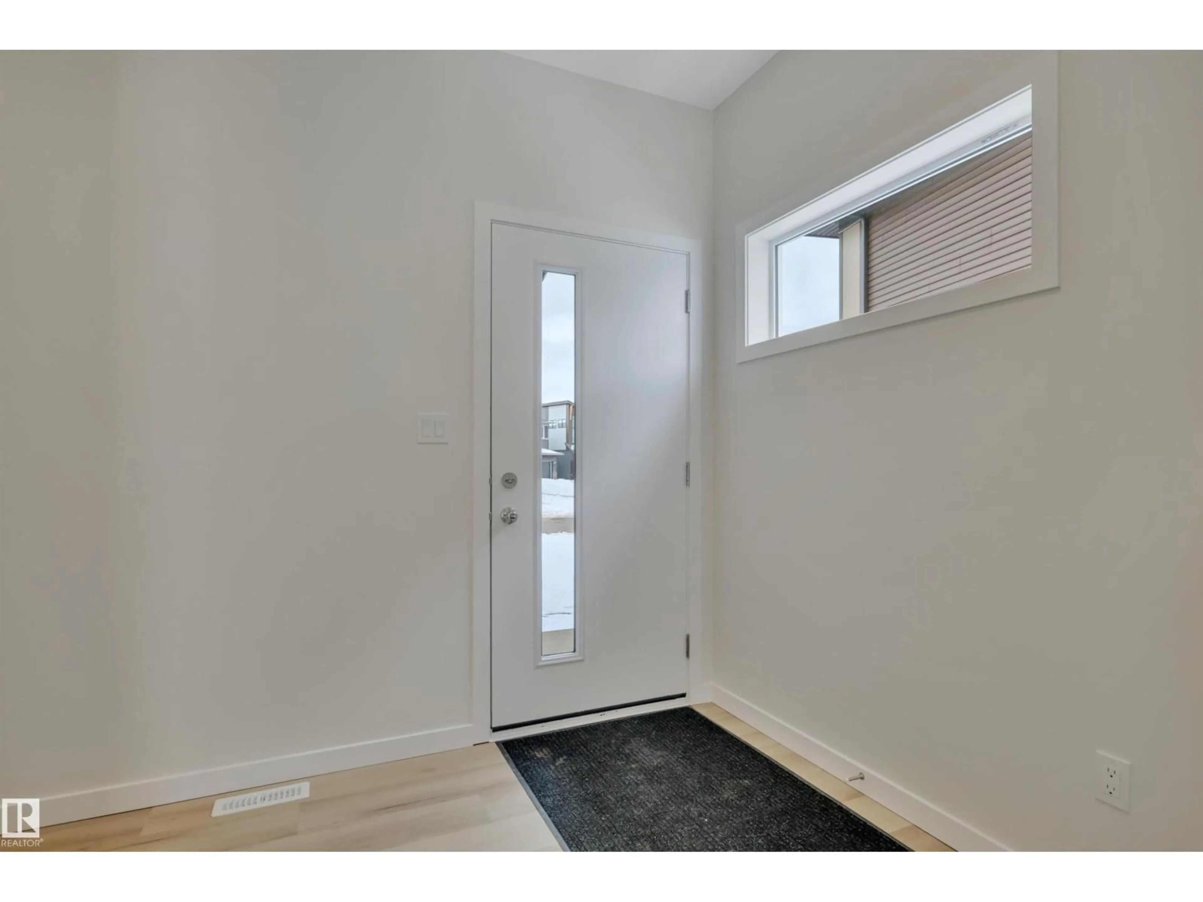 Indoor entryway for 5625 HAWTHORN WY, Edmonton Alberta T6X3K7