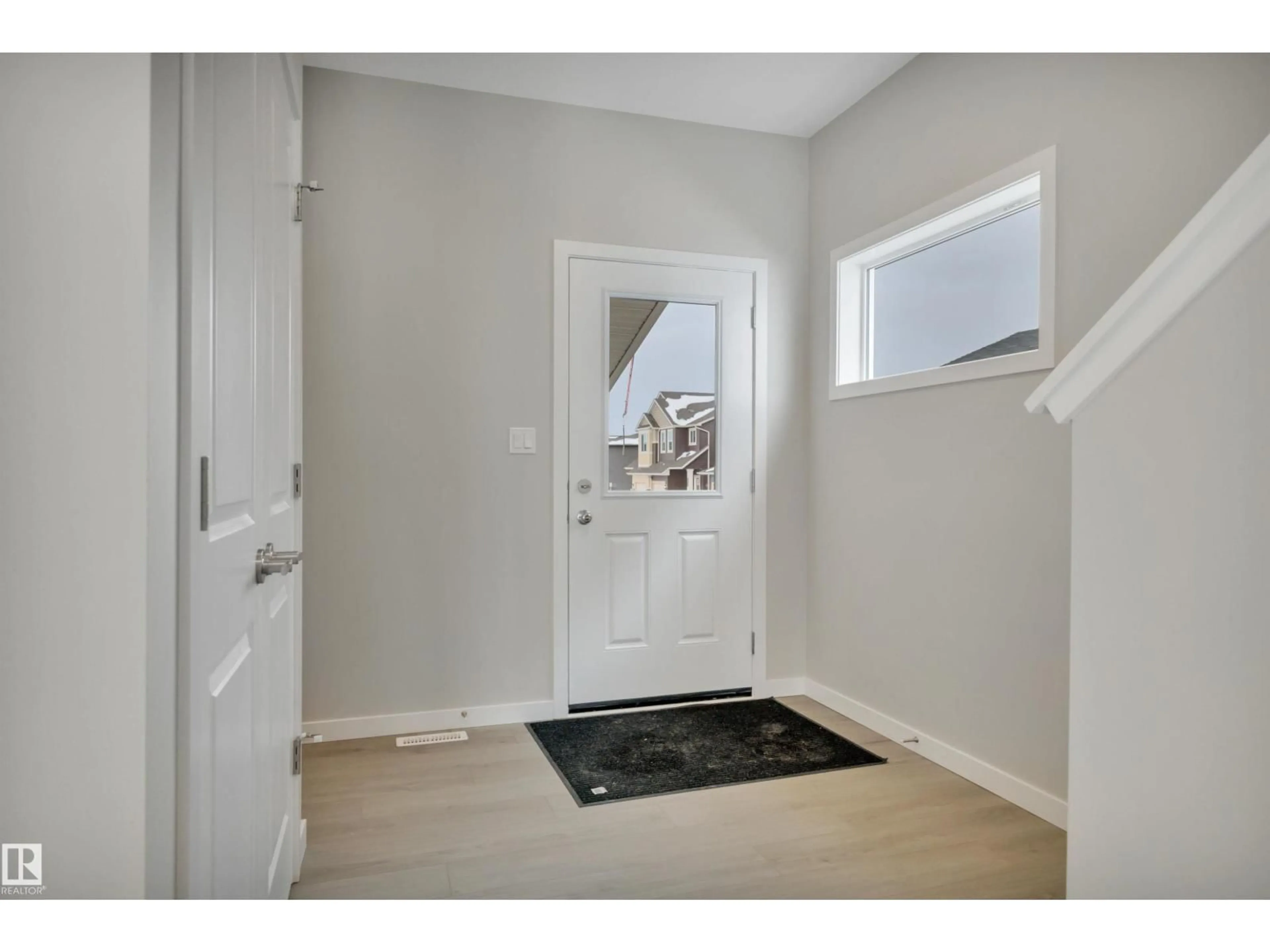 Indoor entryway for 5657 HAWTHORN WY, Edmonton Alberta T6X3K7