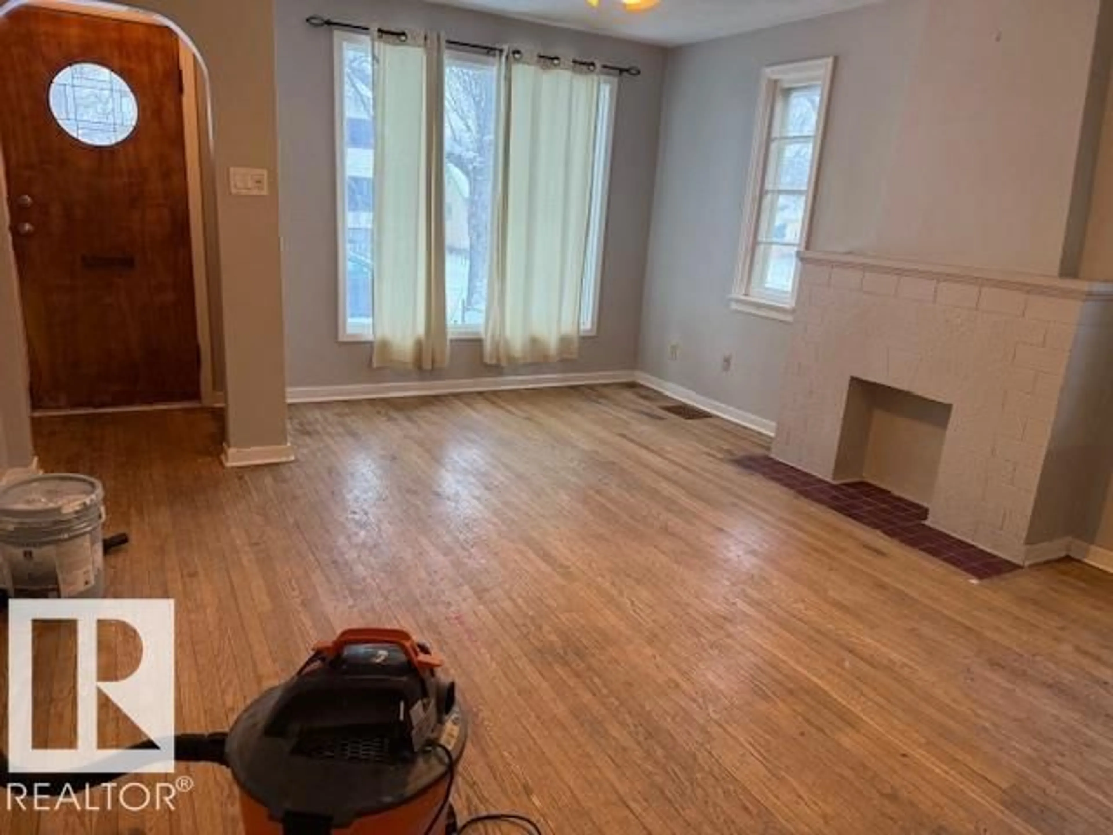 A pic of a room for NW - 9811 78 AV, Edmonton Alberta T6E1N4