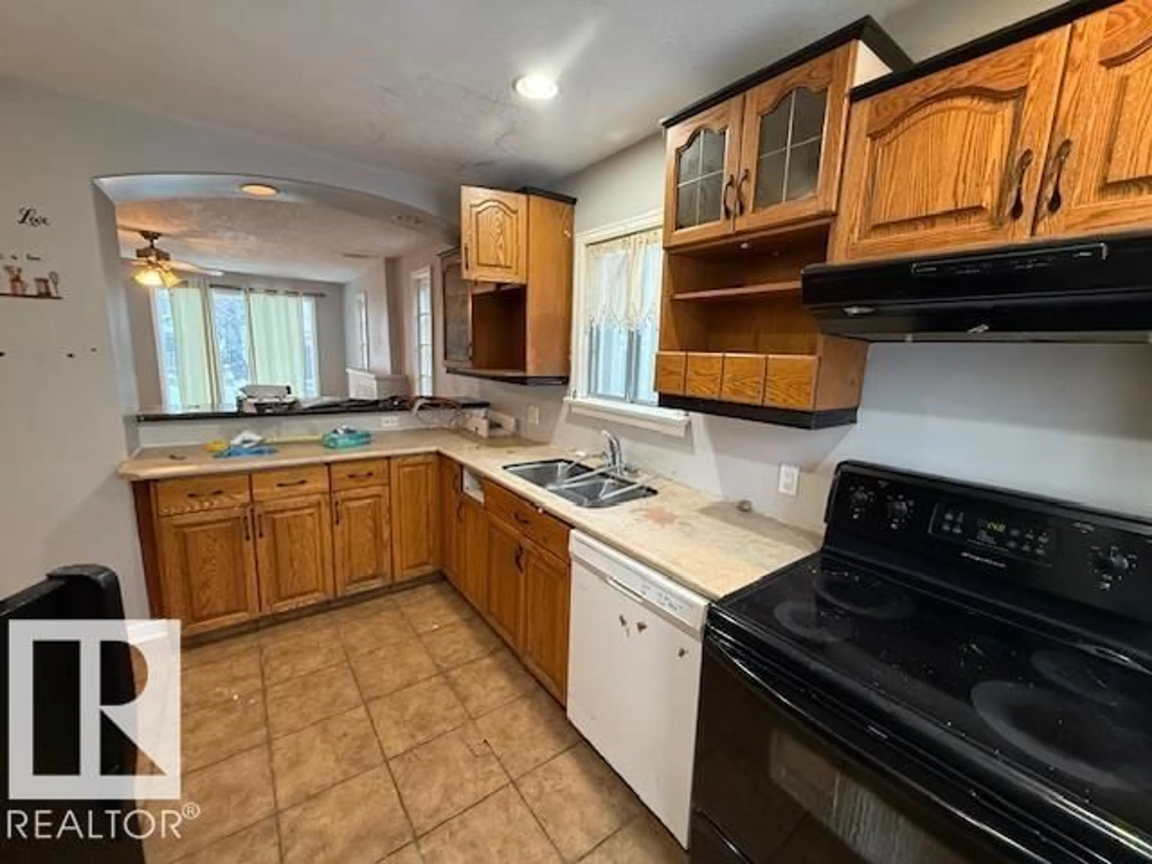 Standard kitchen, ceramic/tile floor for NW - 9811 78 AV, Edmonton Alberta T6E1N4