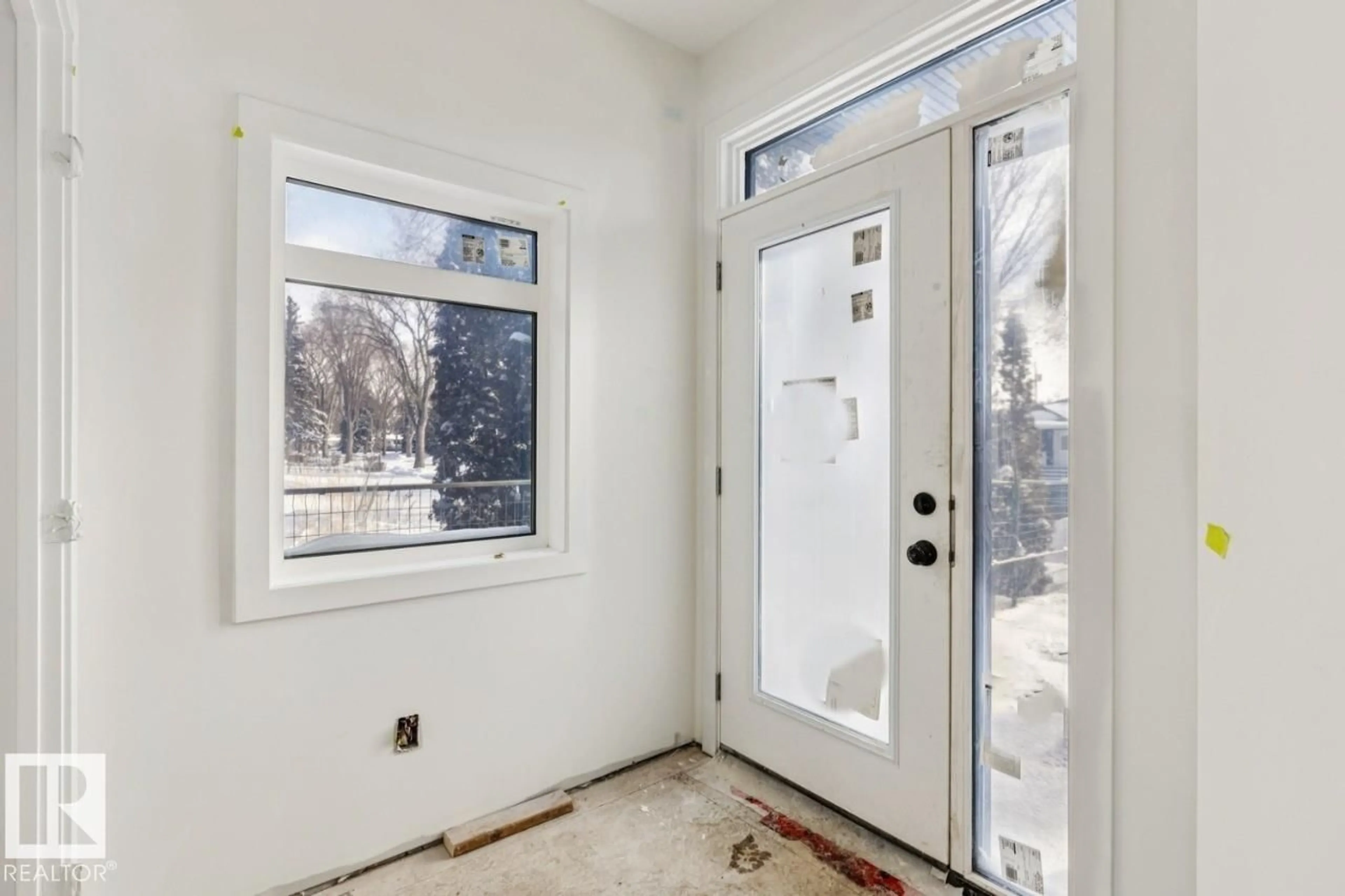 Indoor entryway for 7928 97 AV, Edmonton Alberta T6C2B7