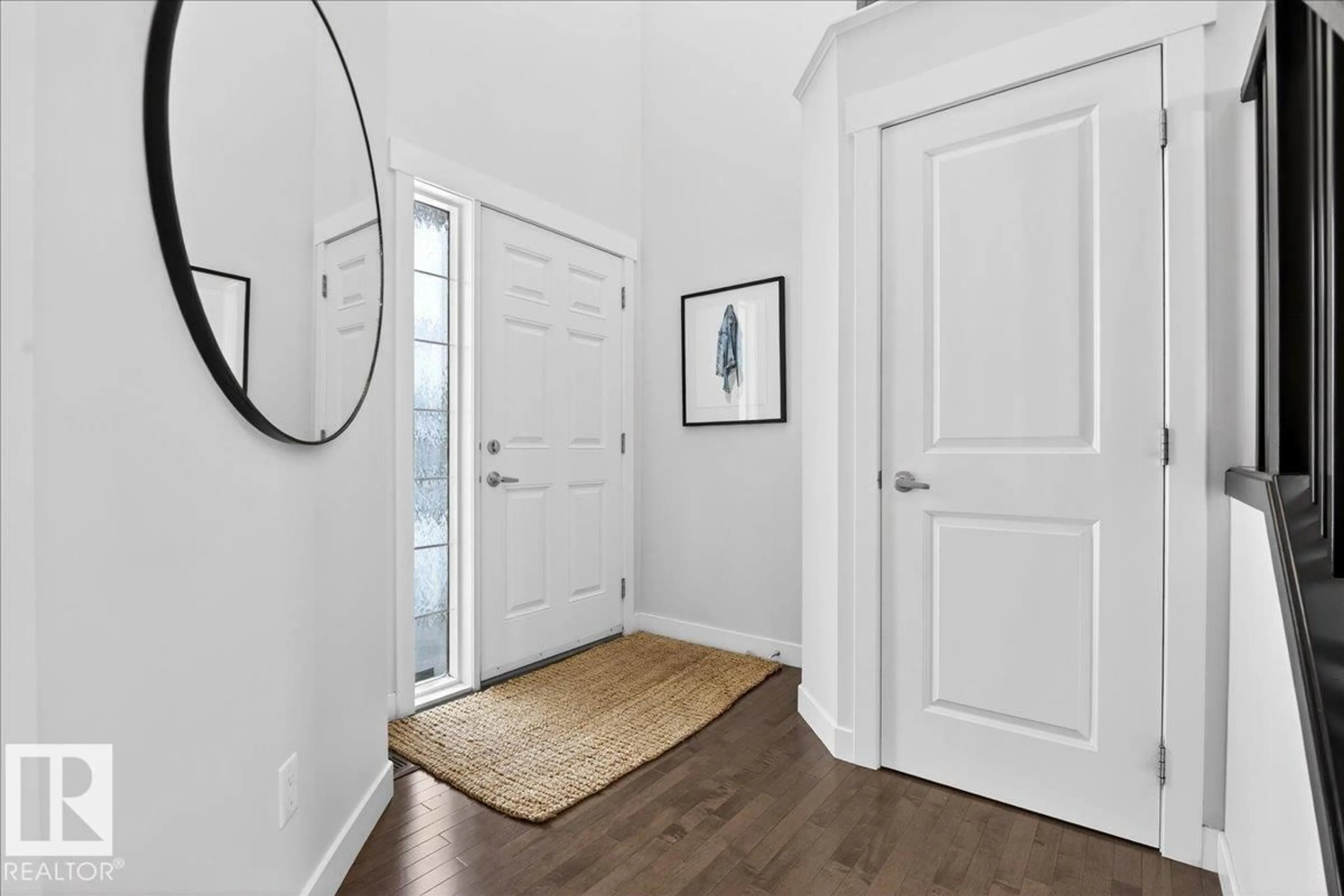 Indoor entryway for 21937 94A AV, Edmonton Alberta T5T1N1