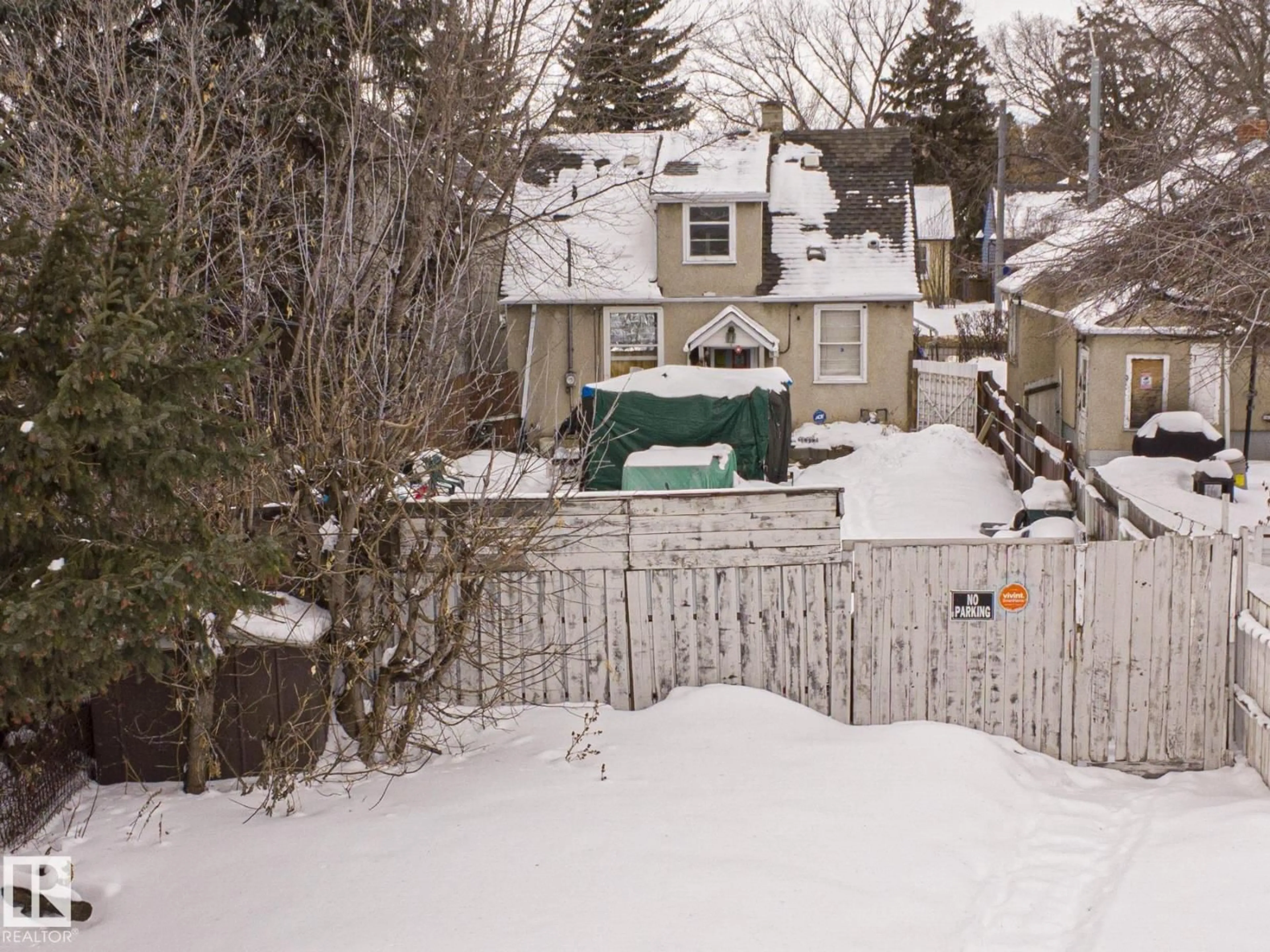 A pic from outside/outdoor area/front of a property/back of a property/a pic from drone, street for 11321 101 ST, Edmonton Alberta T5G2A6