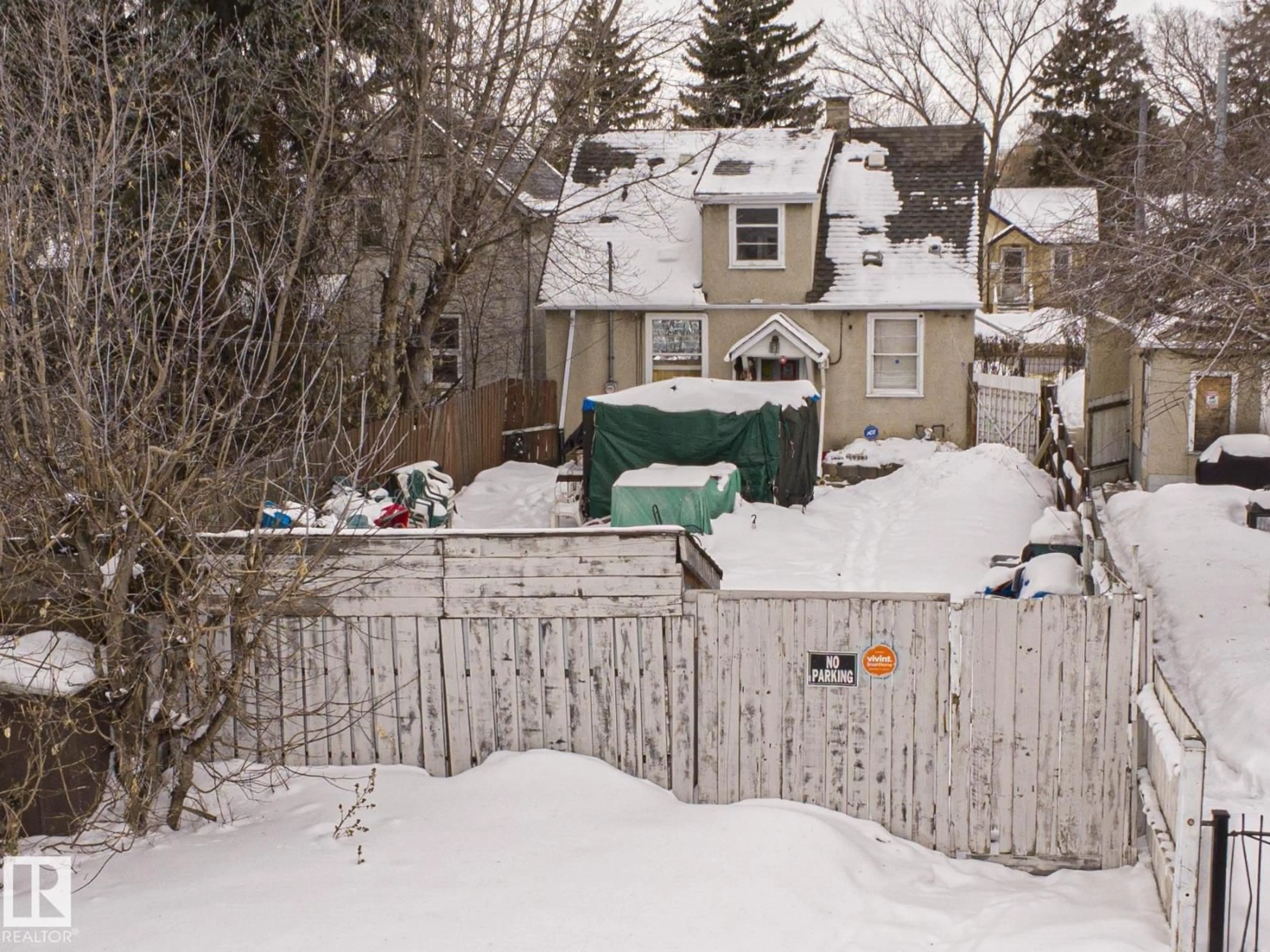 A pic from outside/outdoor area/front of a property/back of a property/a pic from drone, street for 11321 101 ST, Edmonton Alberta T5G2A6
