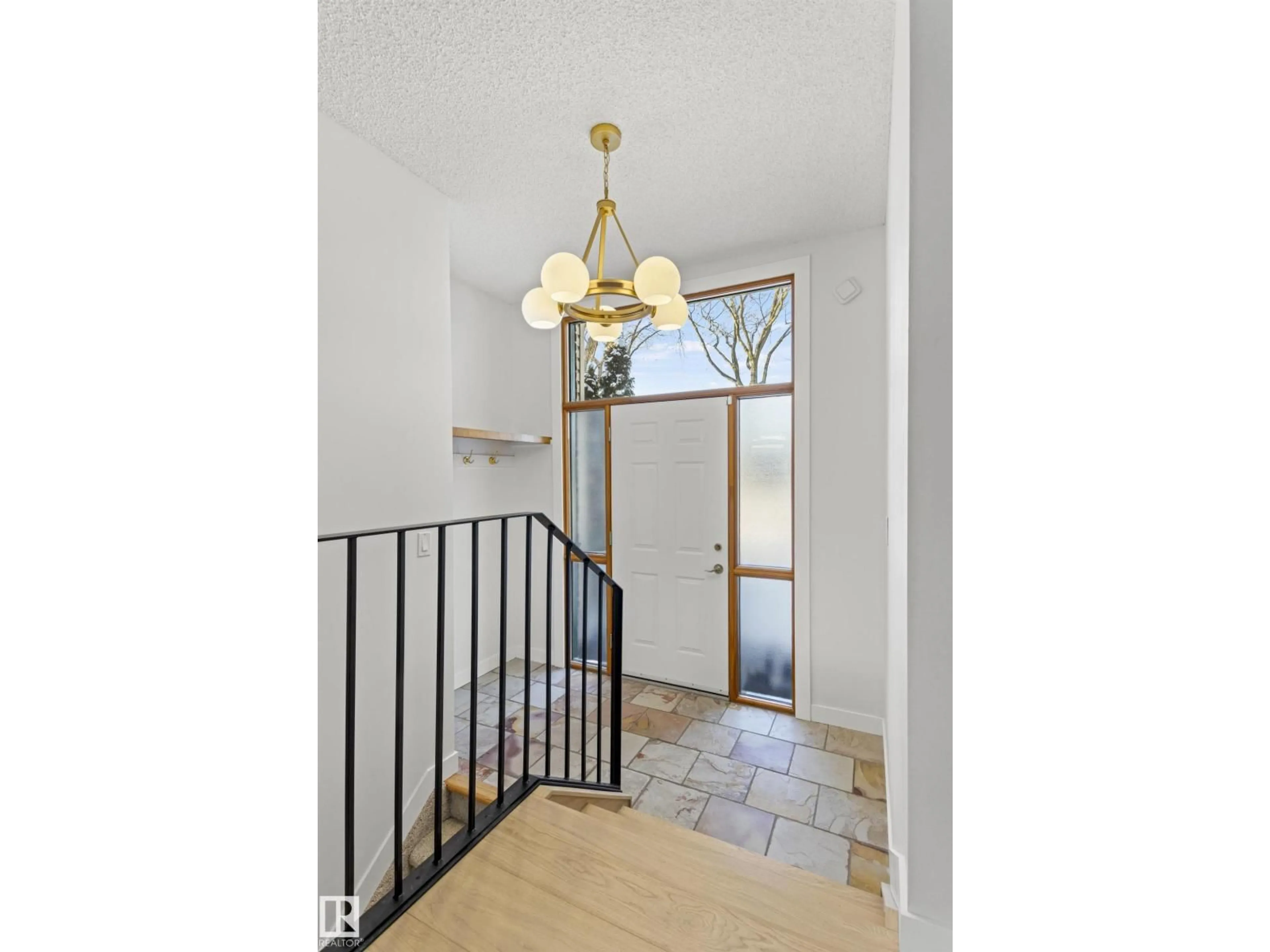 Indoor foyer for 10629 79 ST, Edmonton Alberta T6A3H5