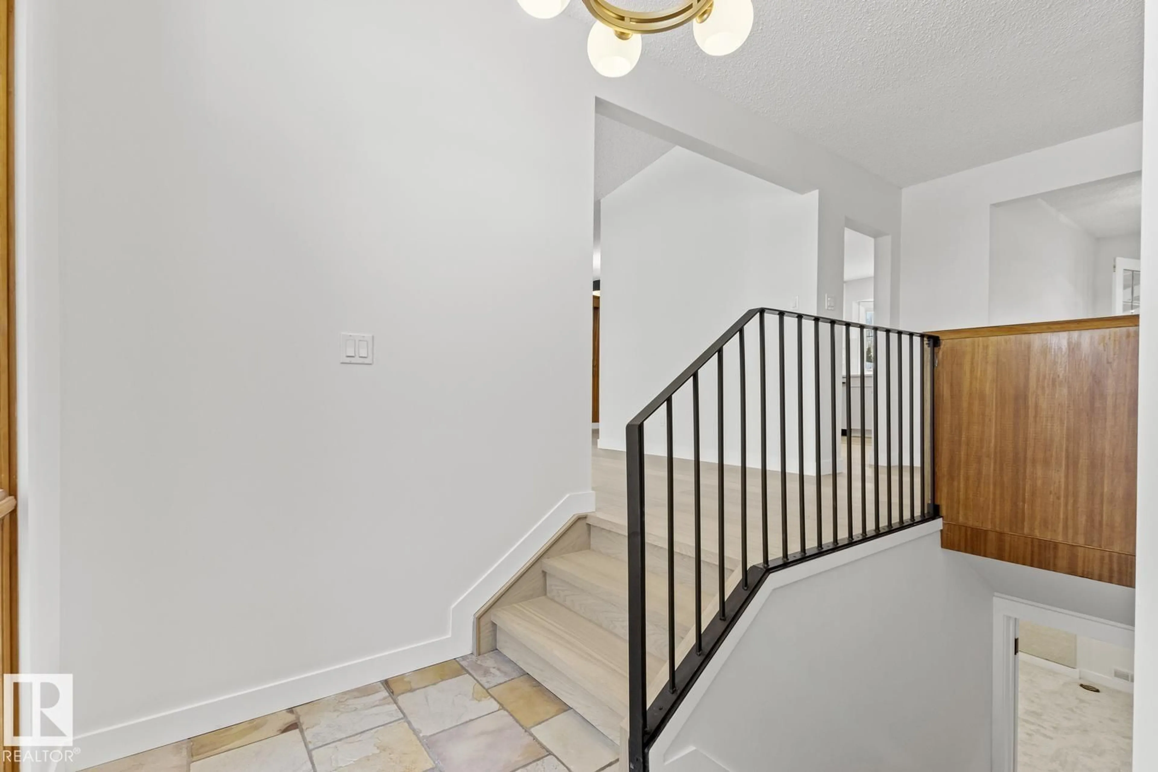 Indoor foyer for 10629 79 ST, Edmonton Alberta T6A3H5