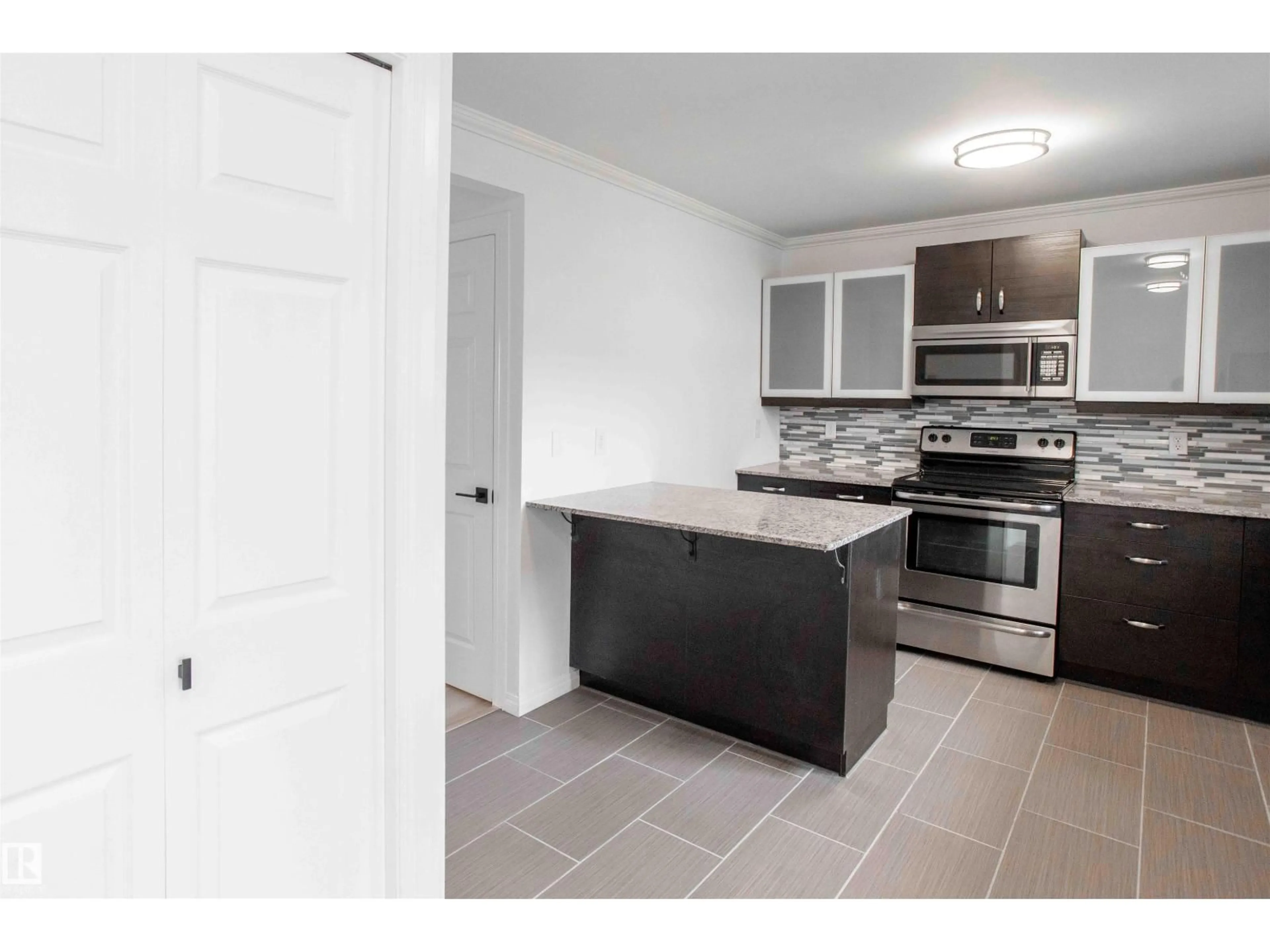 Standard kitchen, ceramic/tile floor for 1270 LAKEWOOD RD, Edmonton Alberta T6K3P2