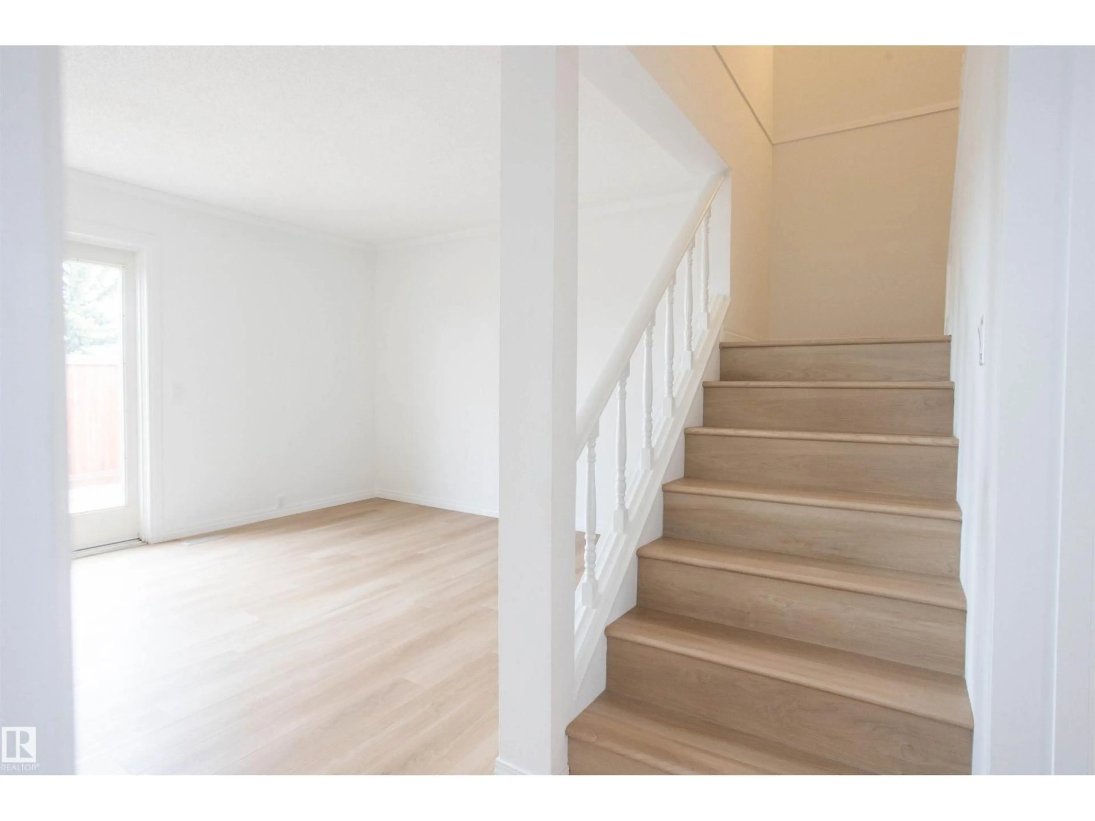 Stairs for 1270 LAKEWOOD RD, Edmonton Alberta T6K3P2