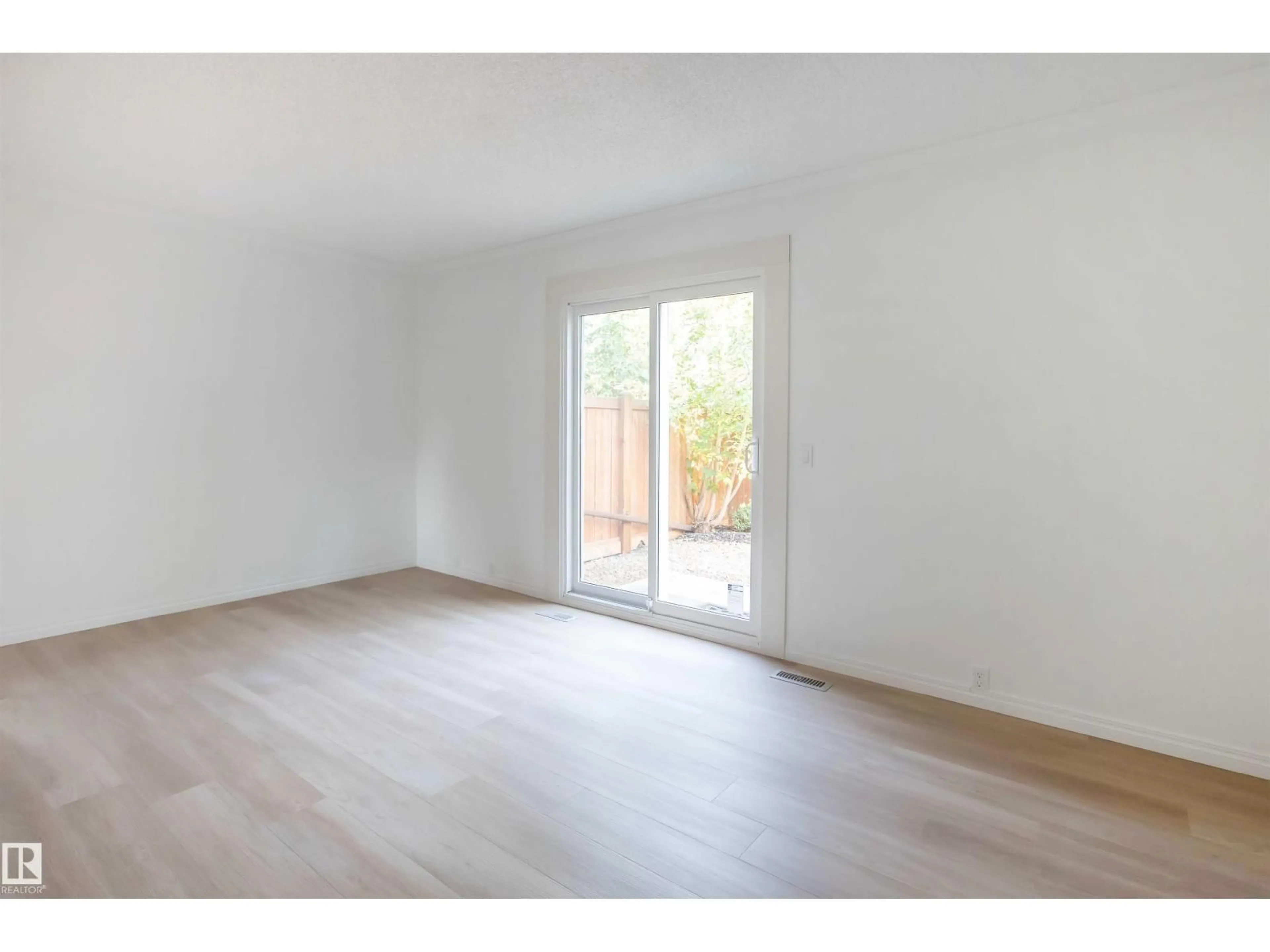 A pic of a room for 1270 LAKEWOOD RD, Edmonton Alberta T6K3P2