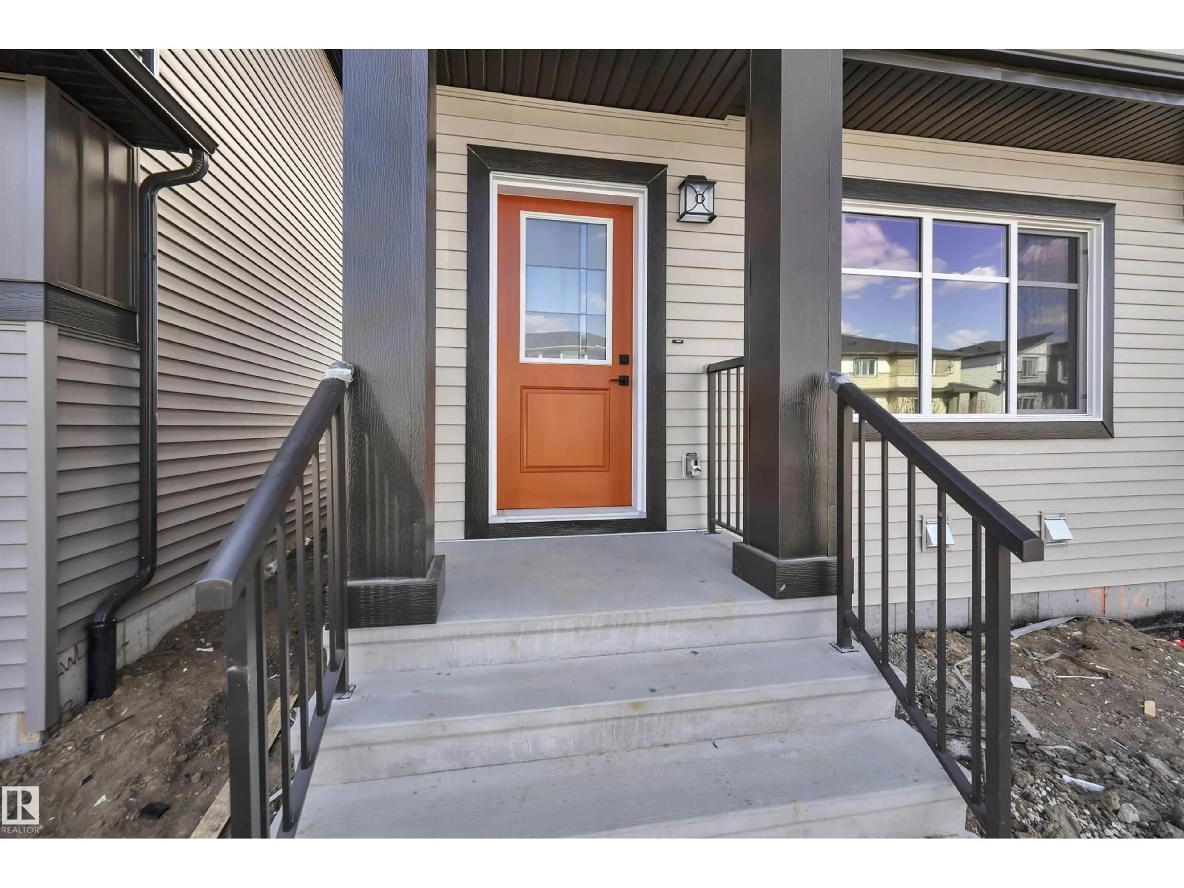Indoor entryway for 64 PATRIOT WY, Spruce Grove Alberta T7X4E8