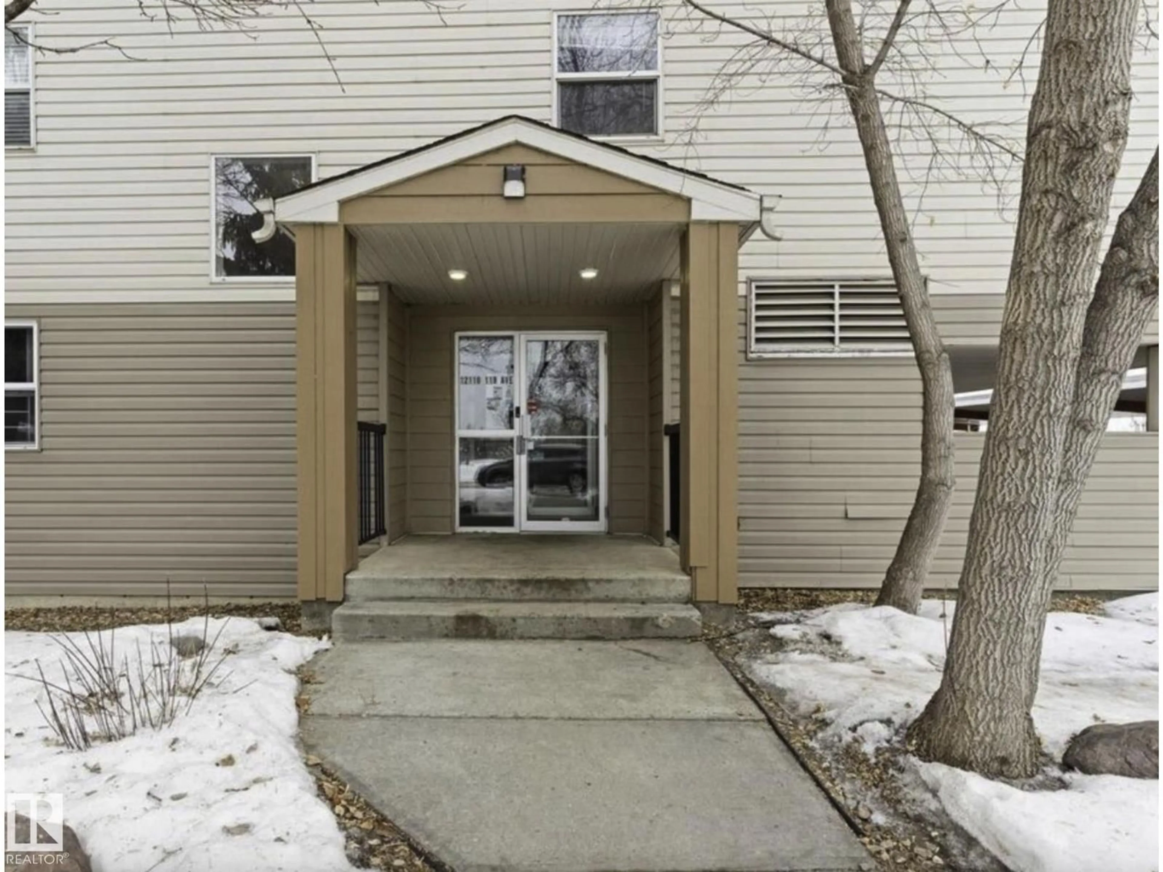 Indoor foyer for #103 - 12110 119 AVE NW, Edmonton Alberta T5L5G9