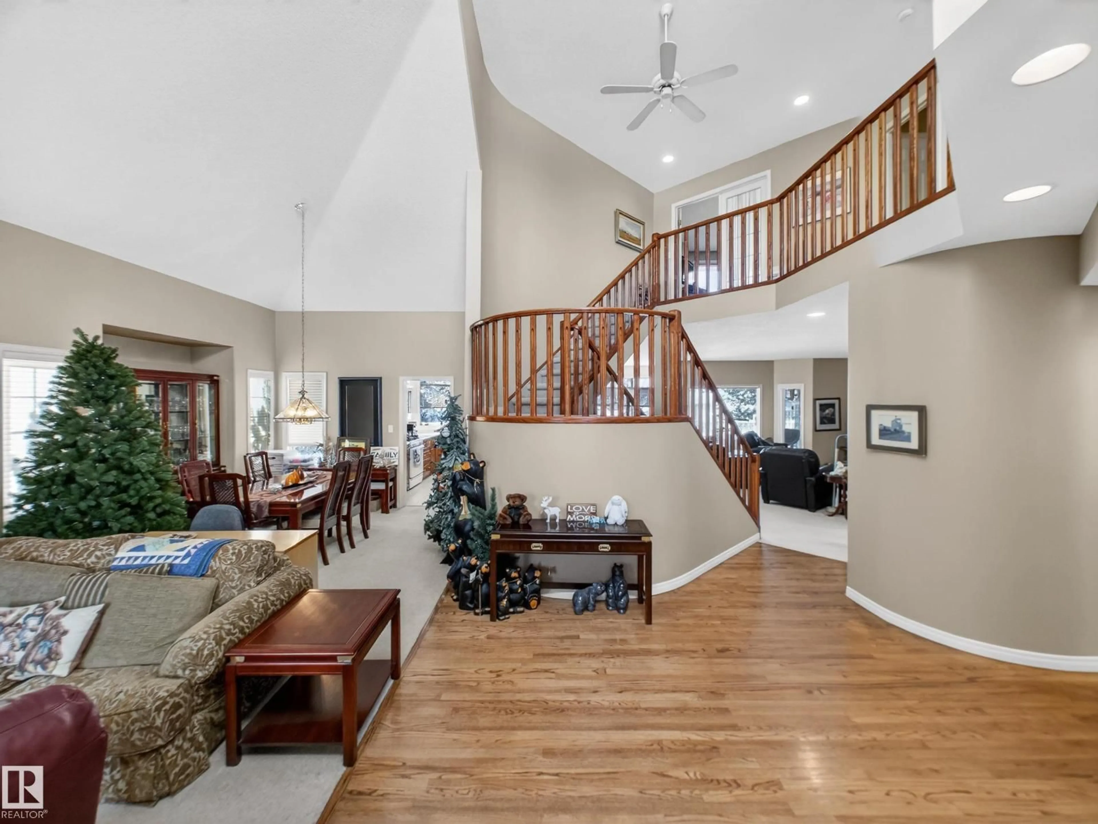 Indoor foyer for 403 TWIN BROOKS CR, Edmonton Alberta T6K0J4