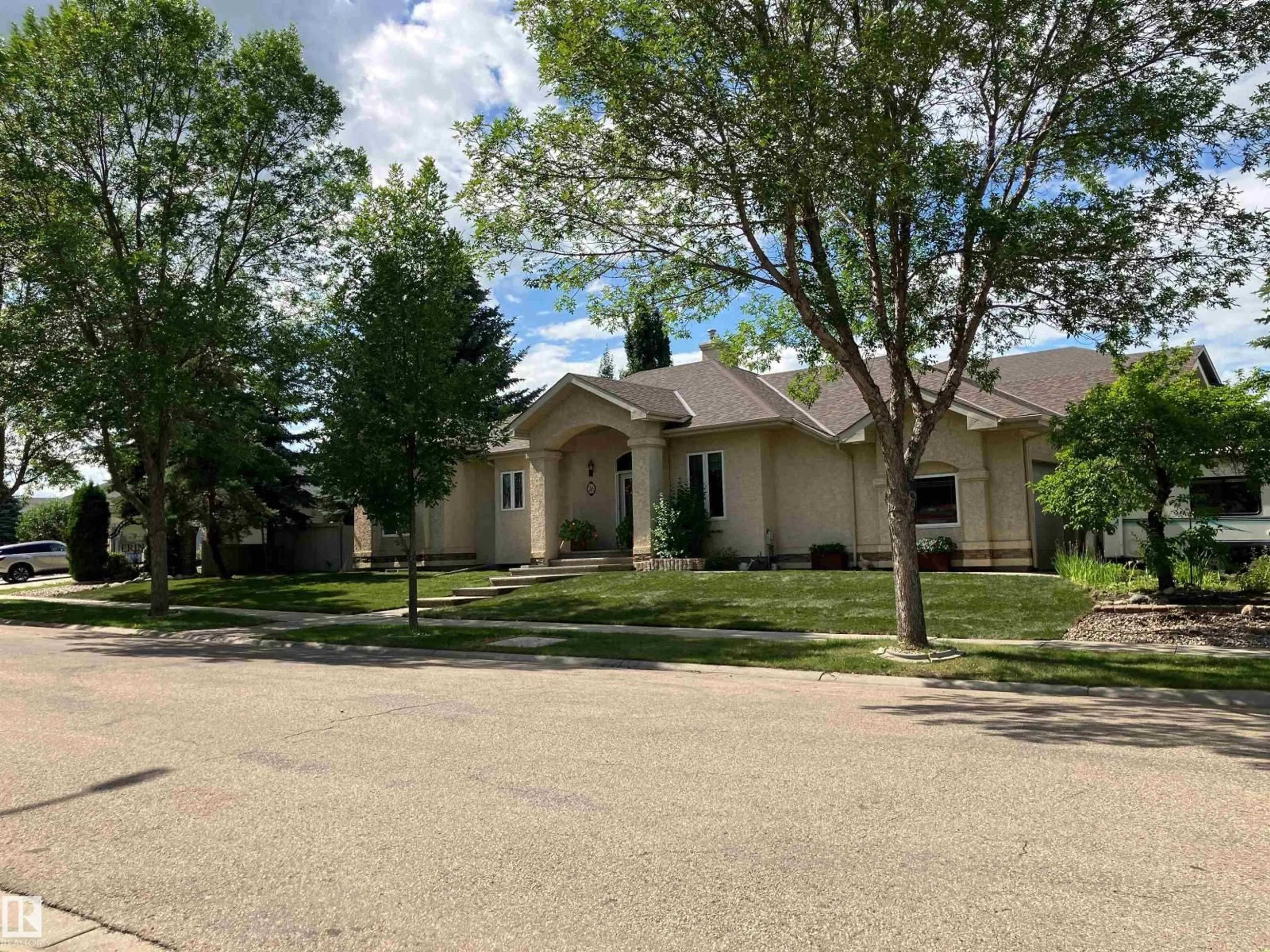 A pic from outside/outdoor area/front of a property/back of a property/a pic from drone, street for 26 EASTCOTT DR, St. Albert Alberta T8N6Y3