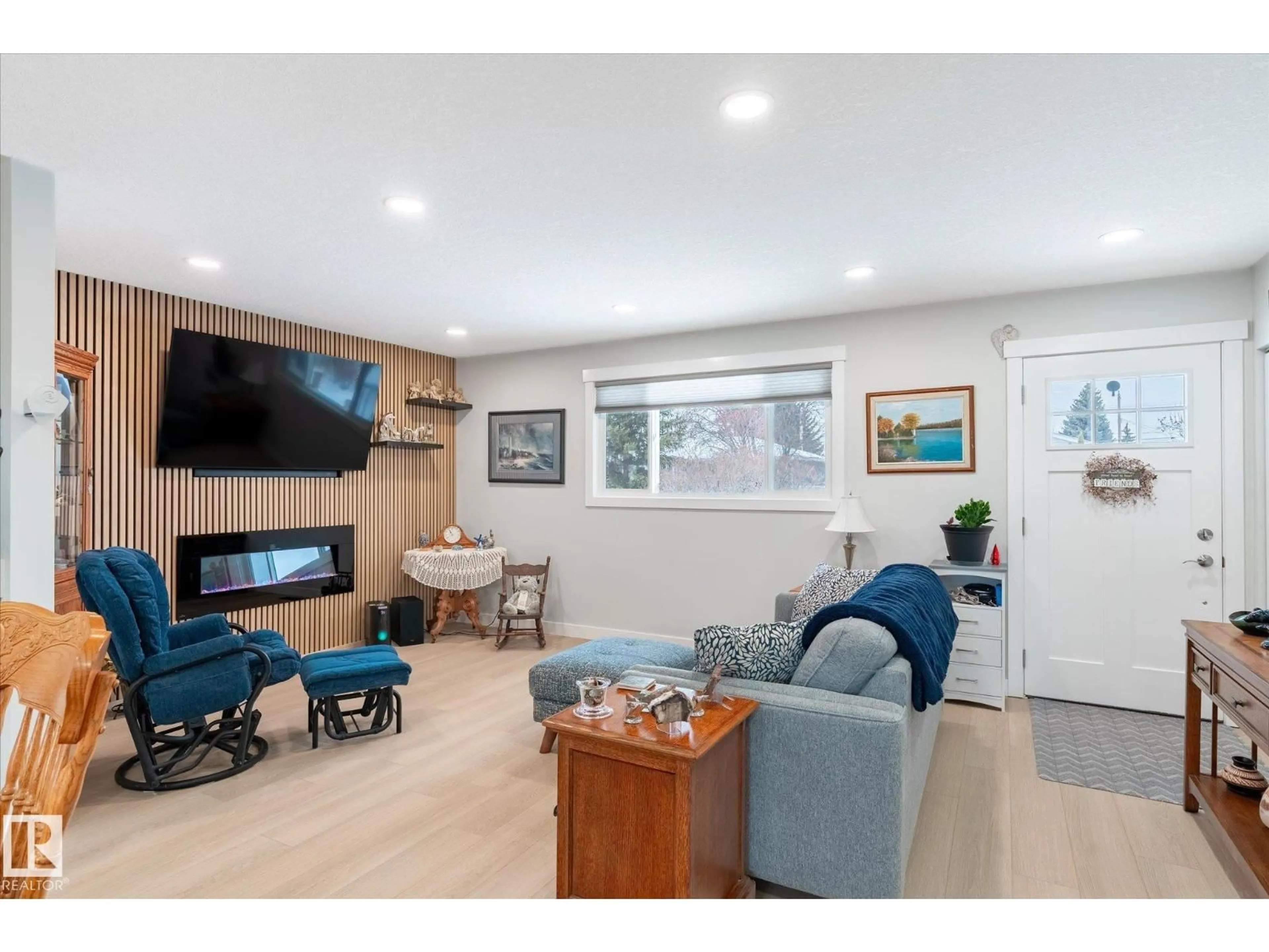 Living room with furniture, wood/laminate floor for NW - 13543 67 ST, Edmonton Alberta T5C0C6