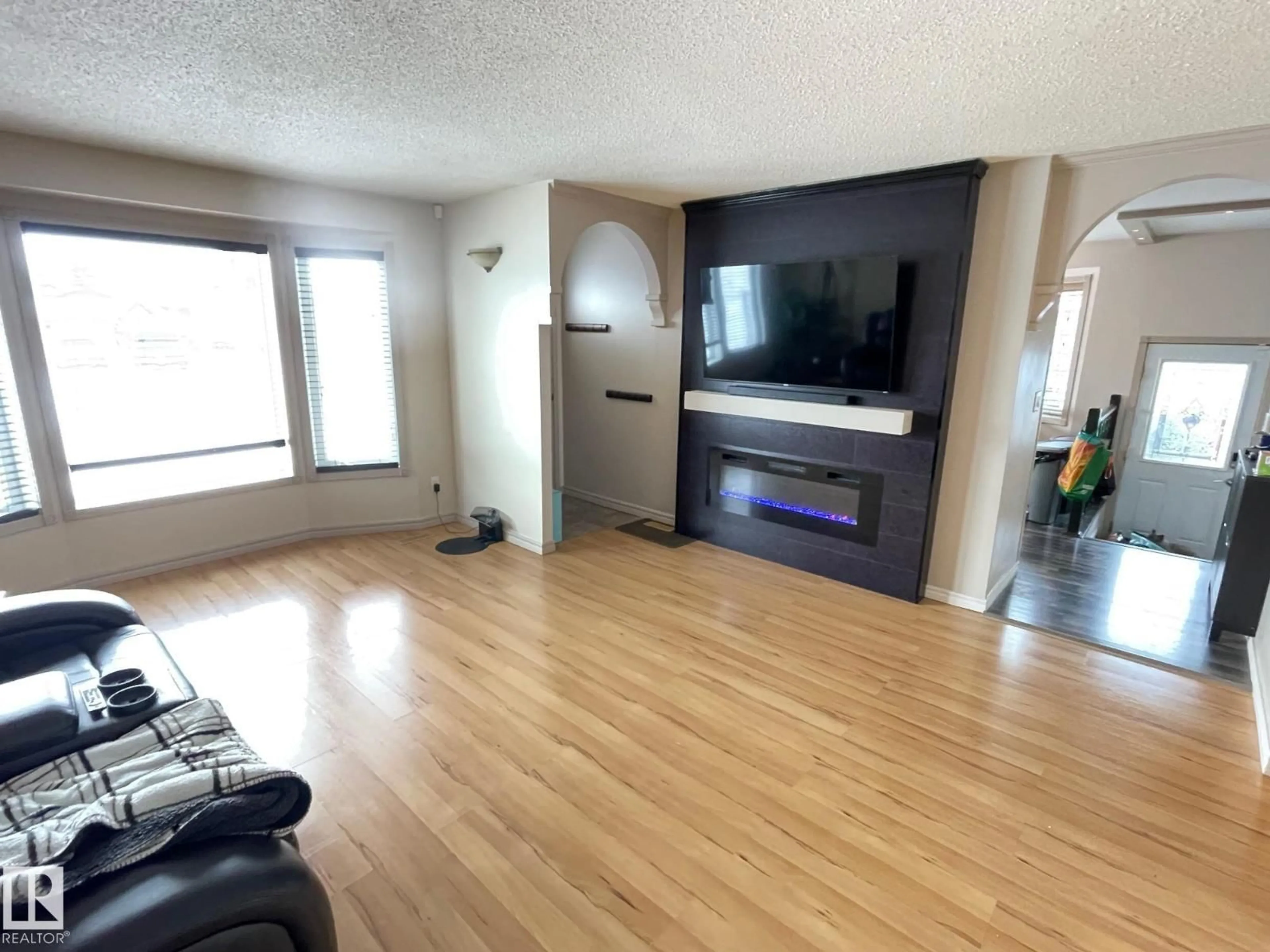 A pic of a room for 324 WARWICK RD, Edmonton Alberta T5X4P9