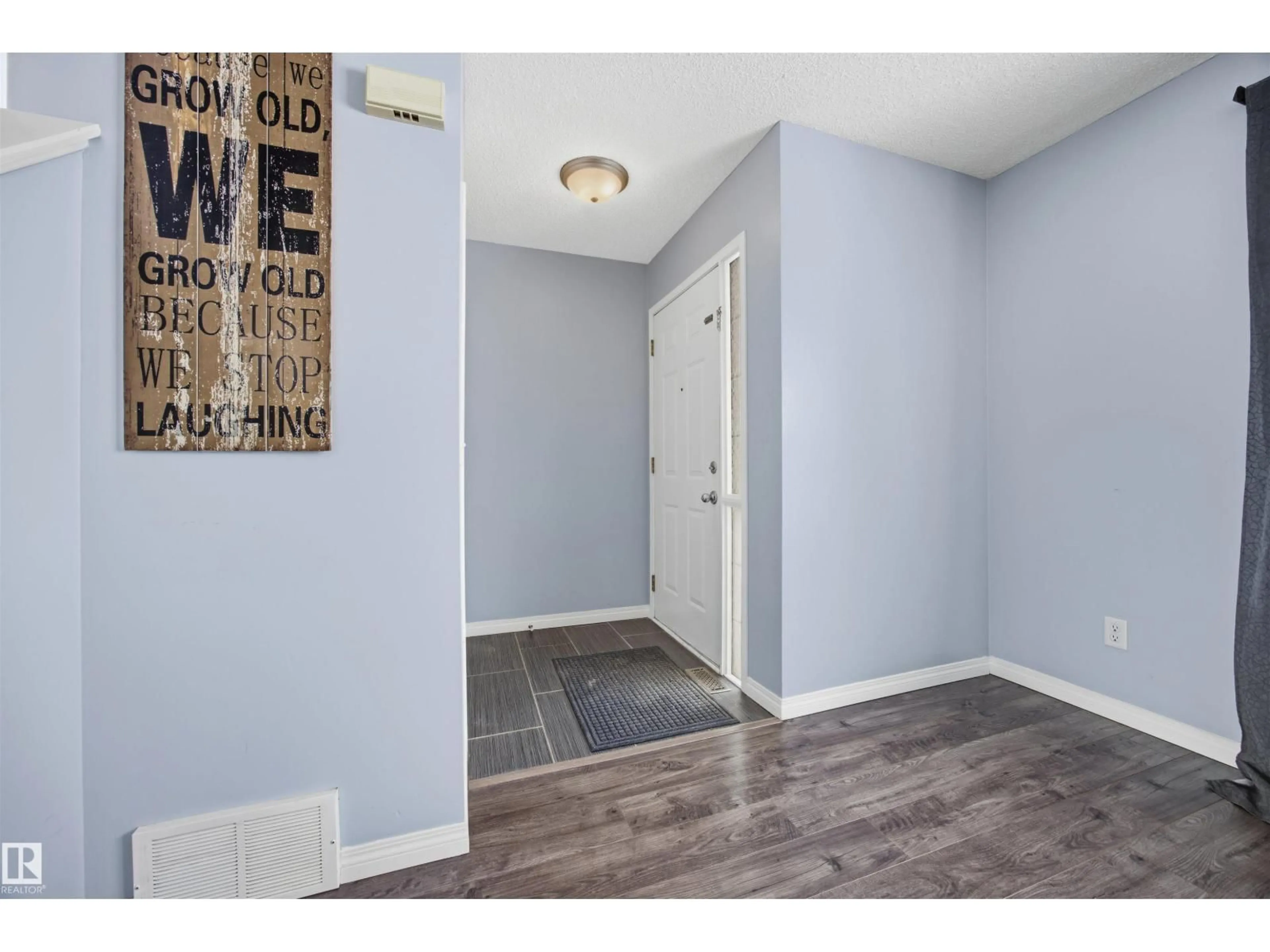 Indoor entryway for 2103 36 AV NW, Edmonton Alberta T6T1S3