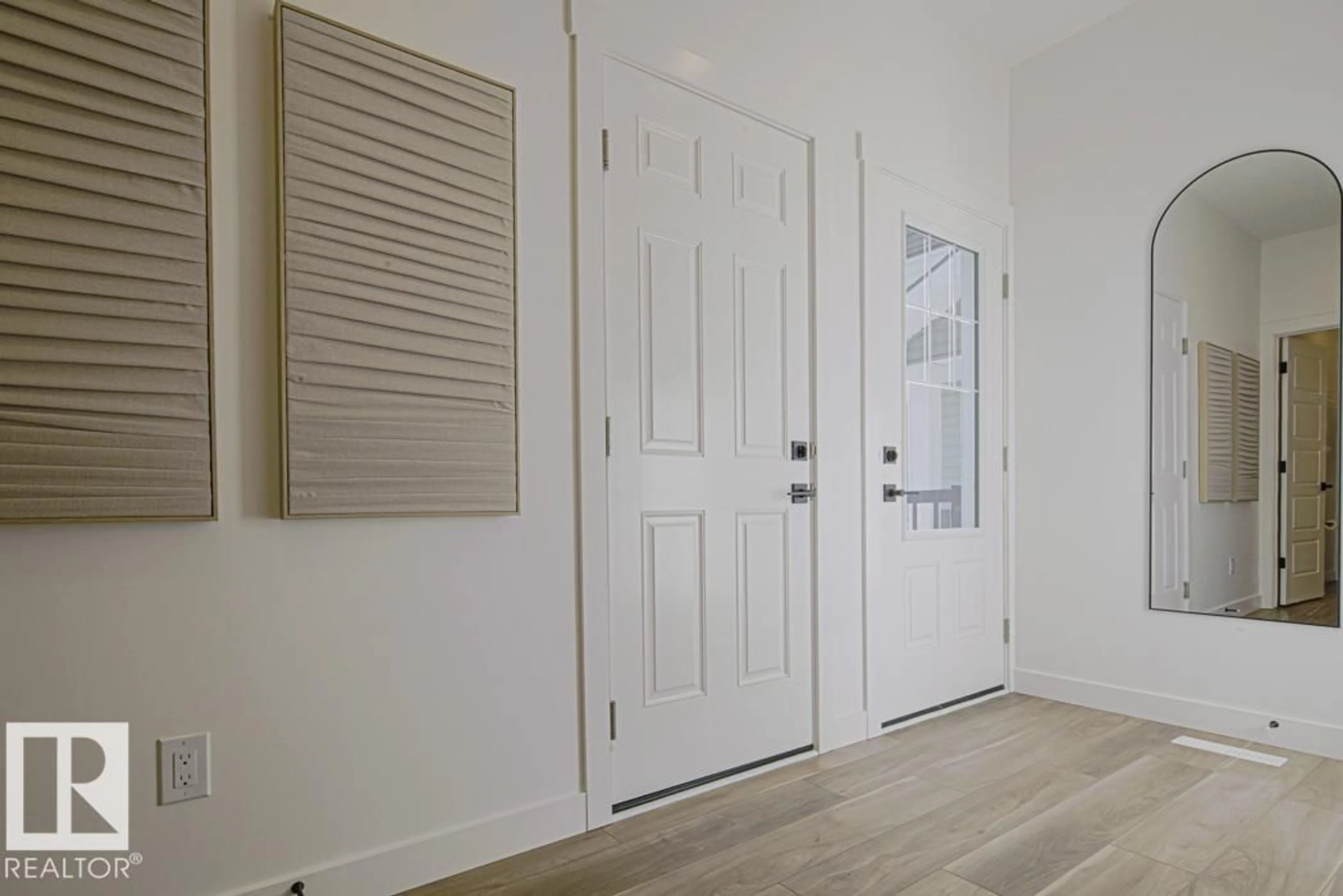 Indoor entryway for 932 18 AV, Edmonton Alberta T6T2X4