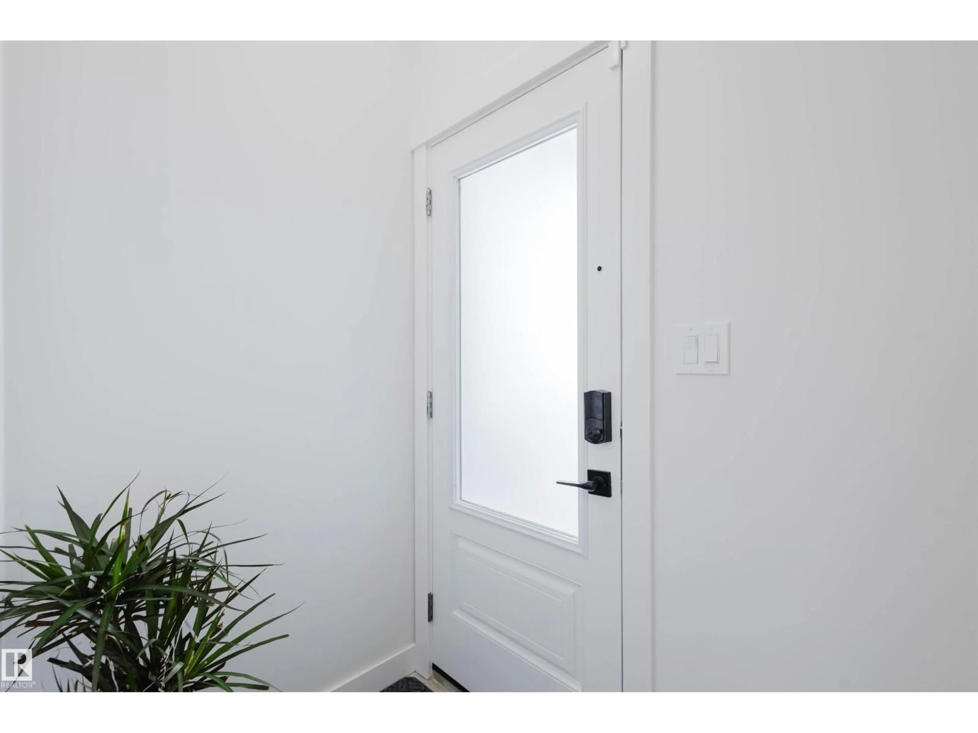 Indoor entryway for 1344 11 AV, Edmonton Alberta T6T2W4