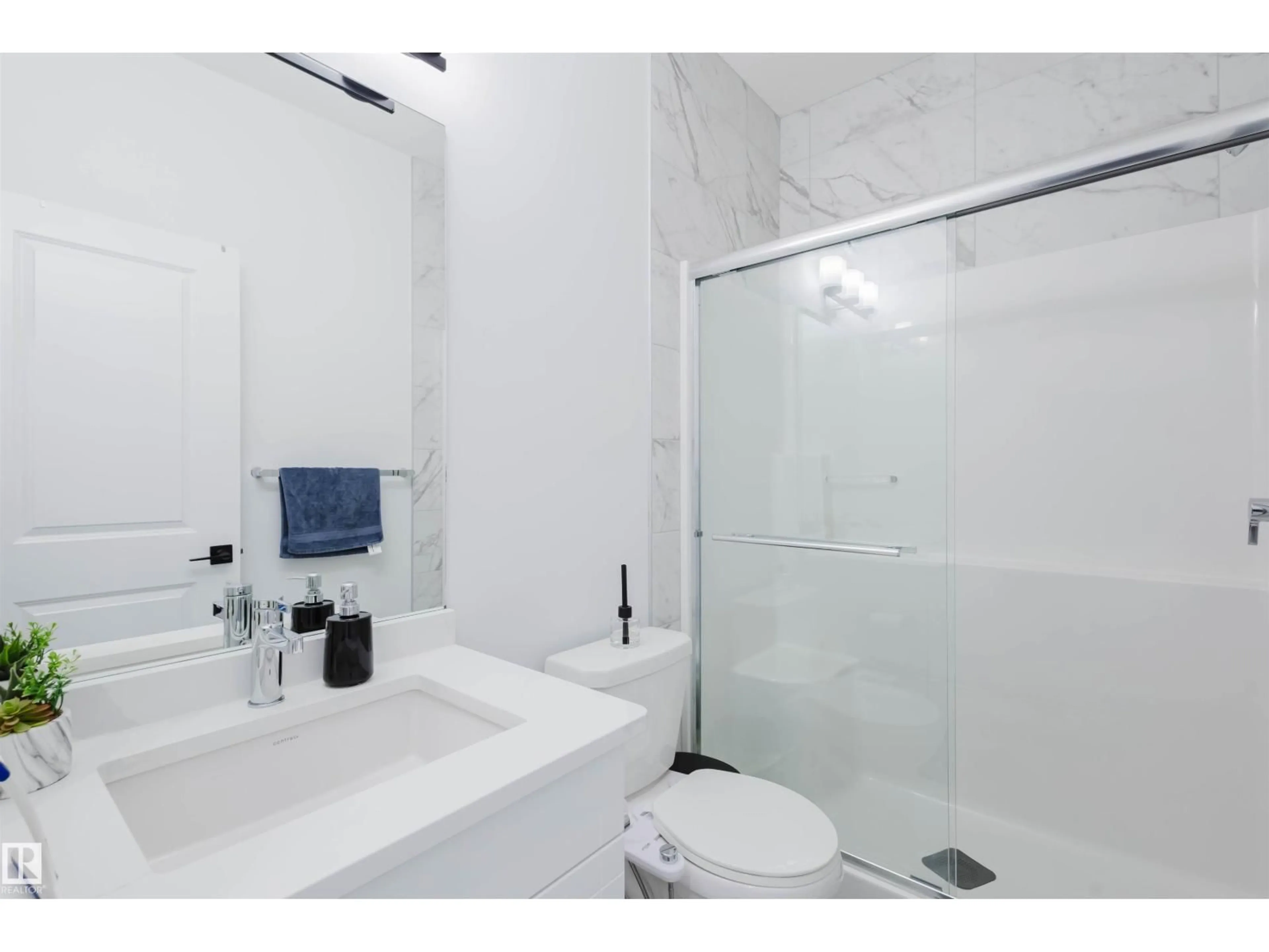 Standard bathroom, ceramic/tile floor for 1344 11 AV, Edmonton Alberta T6T2W4