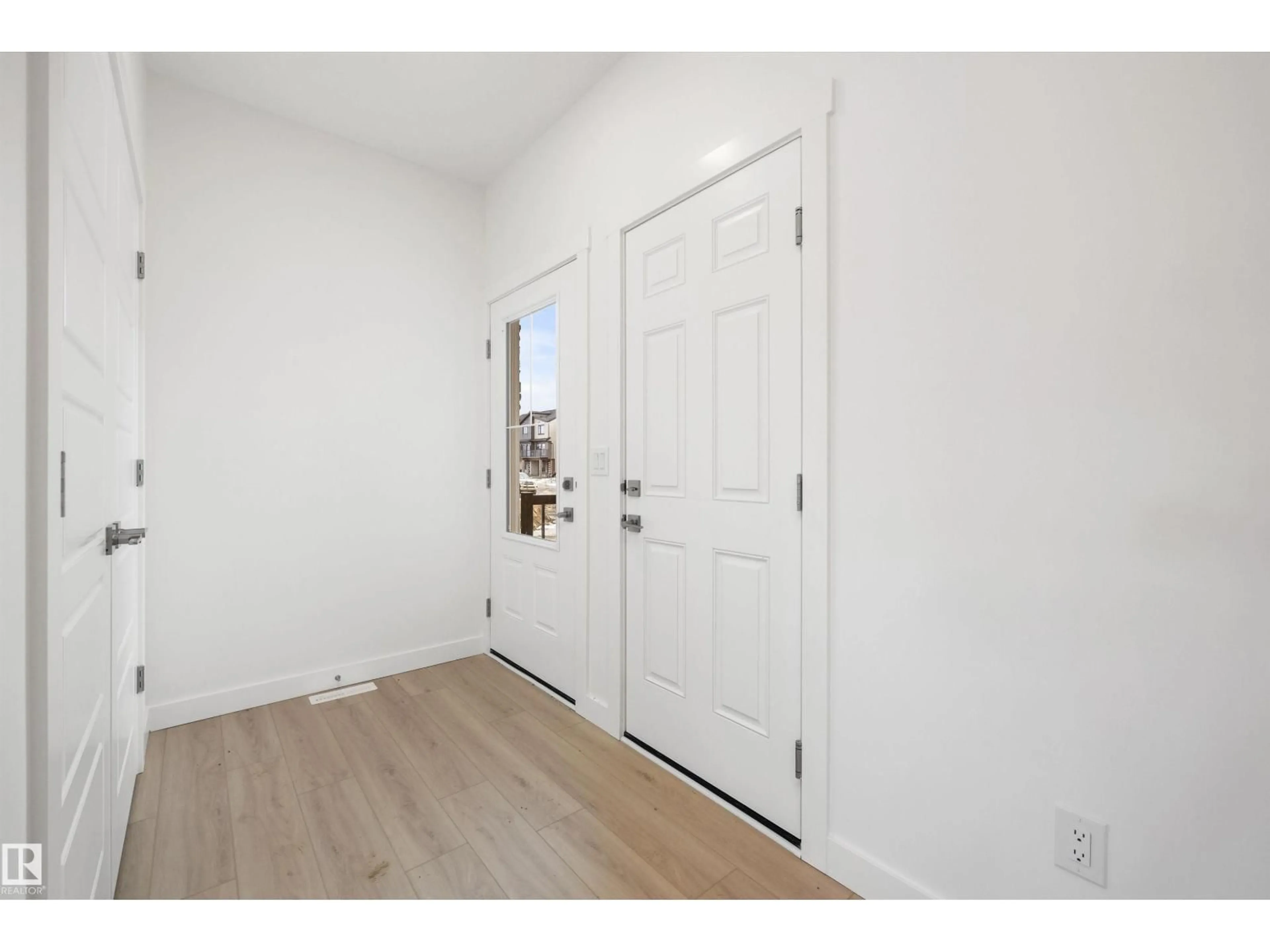 Indoor entryway for 20719 43 AV, Edmonton Alberta T6M3E9