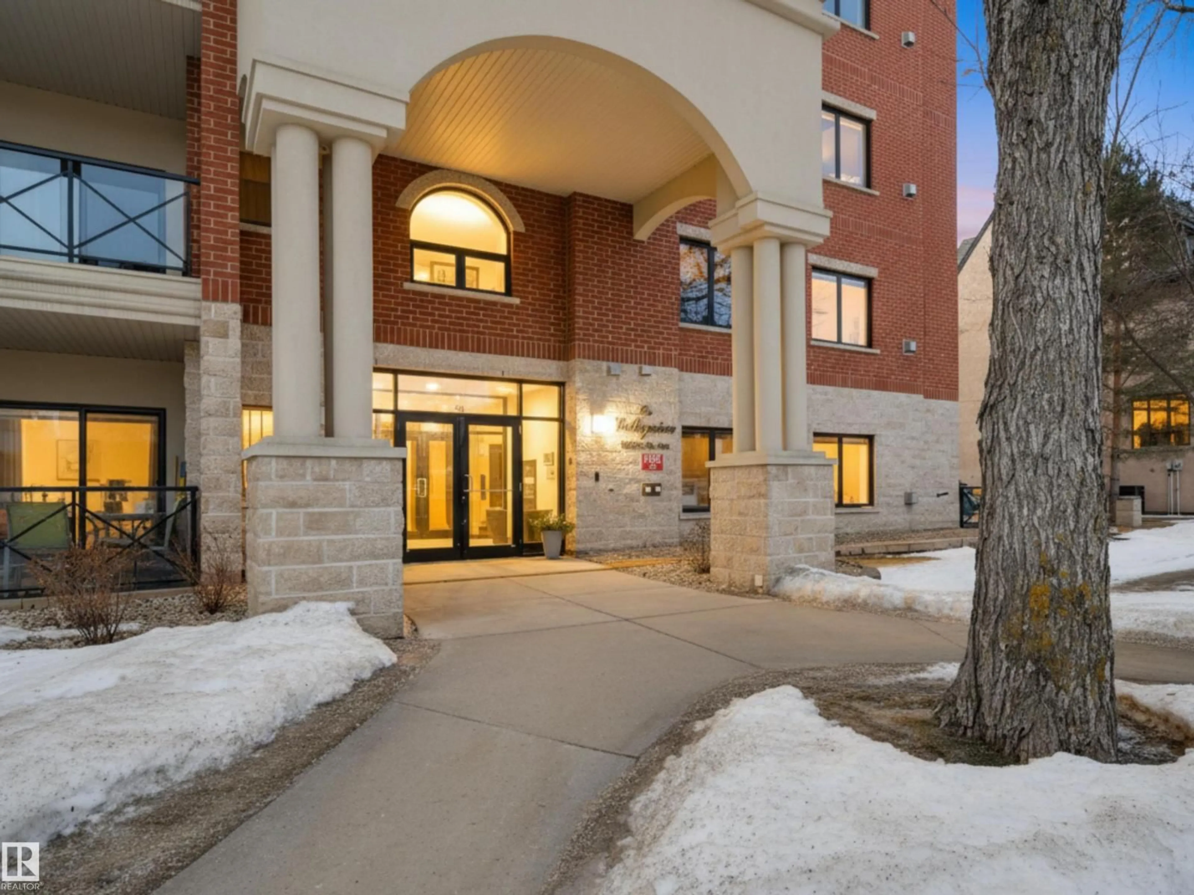 Indoor foyer for #301 - 14205 96 AV, Edmonton Alberta T5N0C2